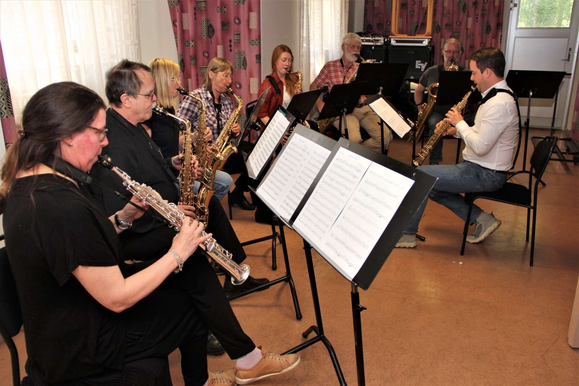 Matthias Karlsen Björnstad från Stockholms saxofonkvartett tränar poslak med vuxna saxofonister på Kulturskolan i Degerfors. Närmast i bild saxofon- och klarinettlärare Helena Friman.