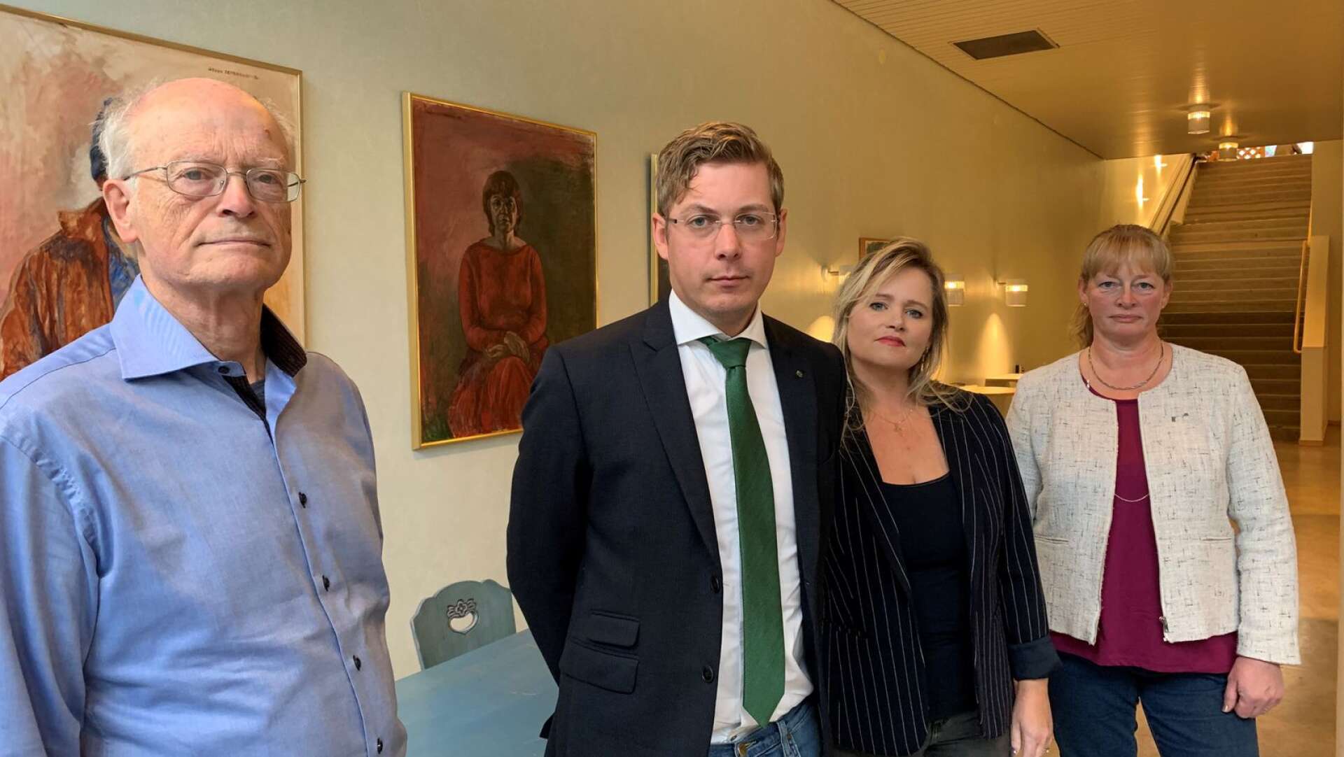 Alliansen i Arvika vill ompröva beslutet. Gösta Frödin (L), Anders Bergfjord (C), Susanne Engstad Clarke (KD) och Kristina Bengtsson Nilsson (M).