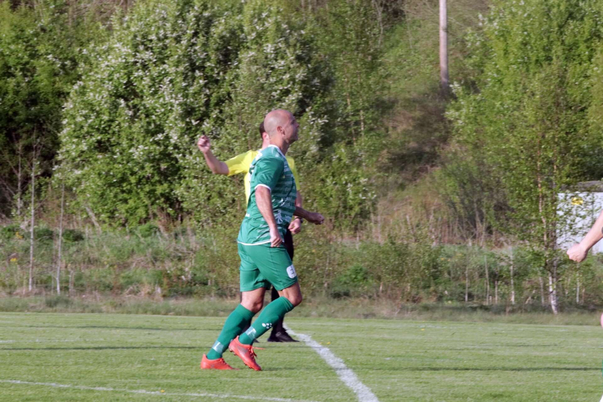 Högsäters GF-Melleruds IF 2–2. Kim Karlsson firar efter ett av sina mål.