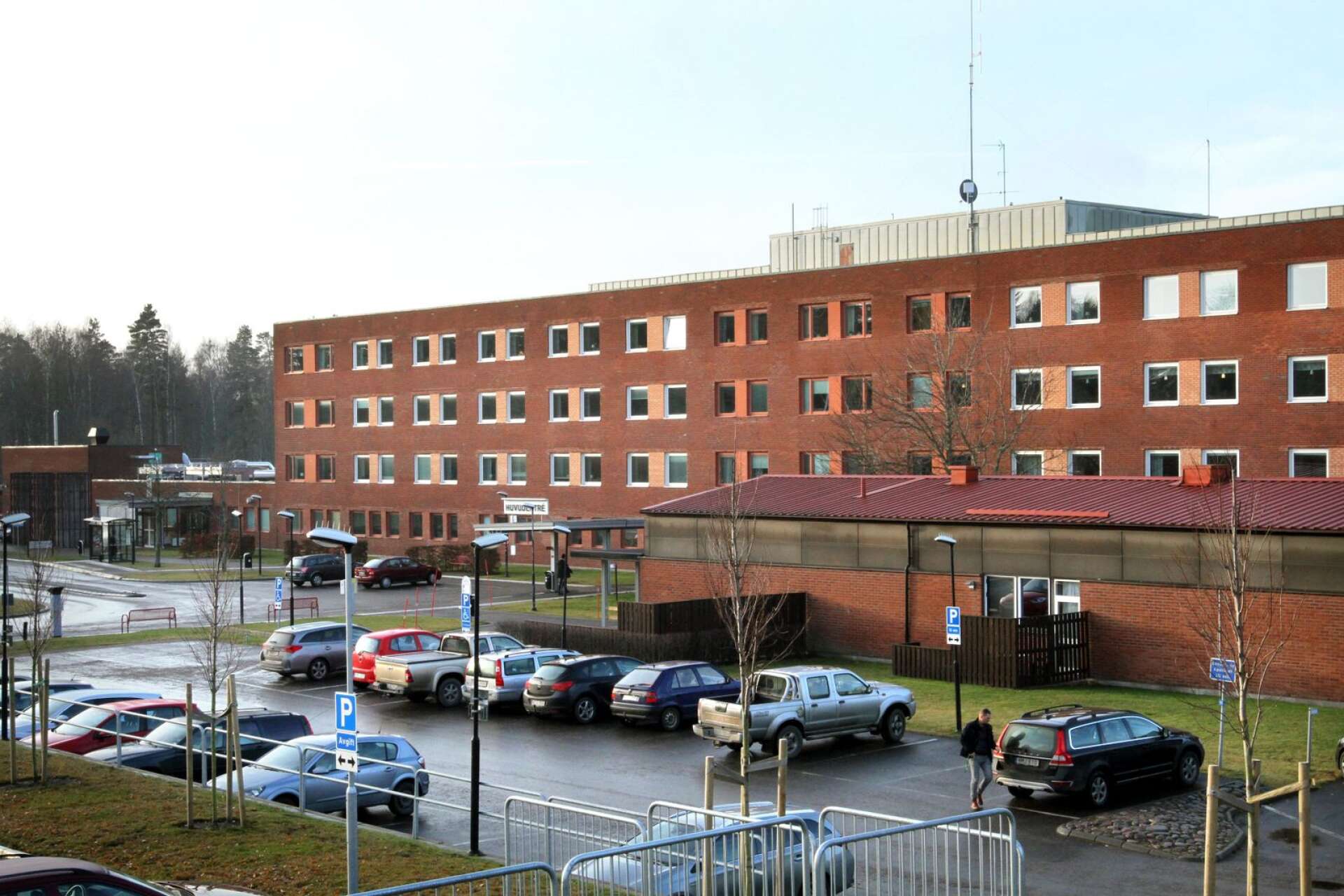 Beslut om att stänga dagsjukvårsmottagningen väntas under fredagen och åtta vårdplatser ska försvinna på sjukhuset i Falköping.