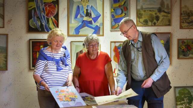 Elisabeth Götheberg, Siw Johansson och Truls Wiberg ser fram emot att öppna konstutställningen i Karleby.