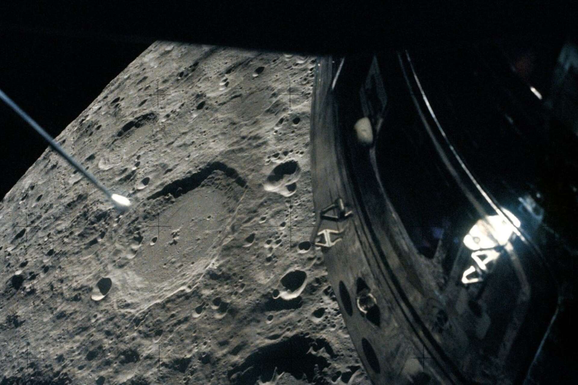 Apollo 13 rundar månen.