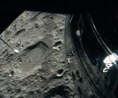 Apollo 13 rundar månen.
