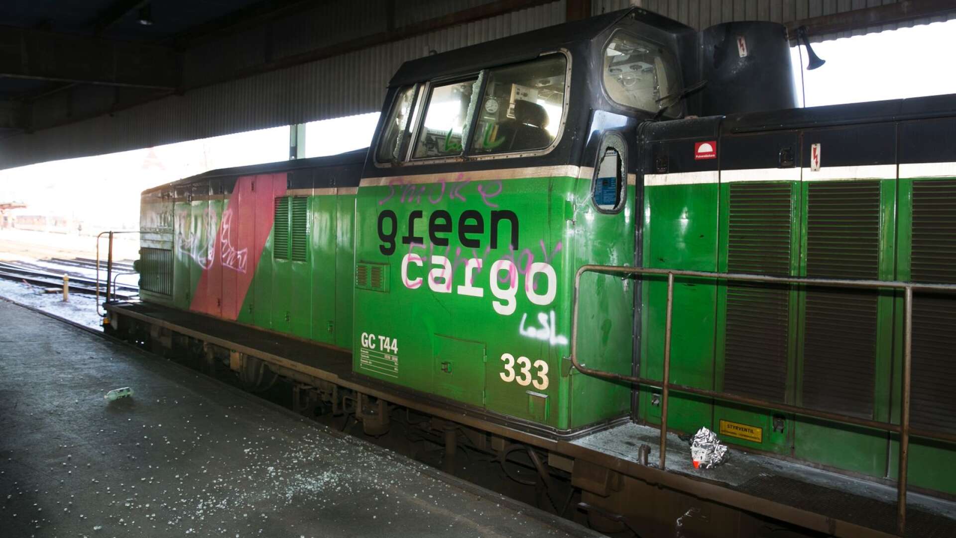 Ett av Green Cargos lok har vandaliserats på tågstationen i Karlstad. 