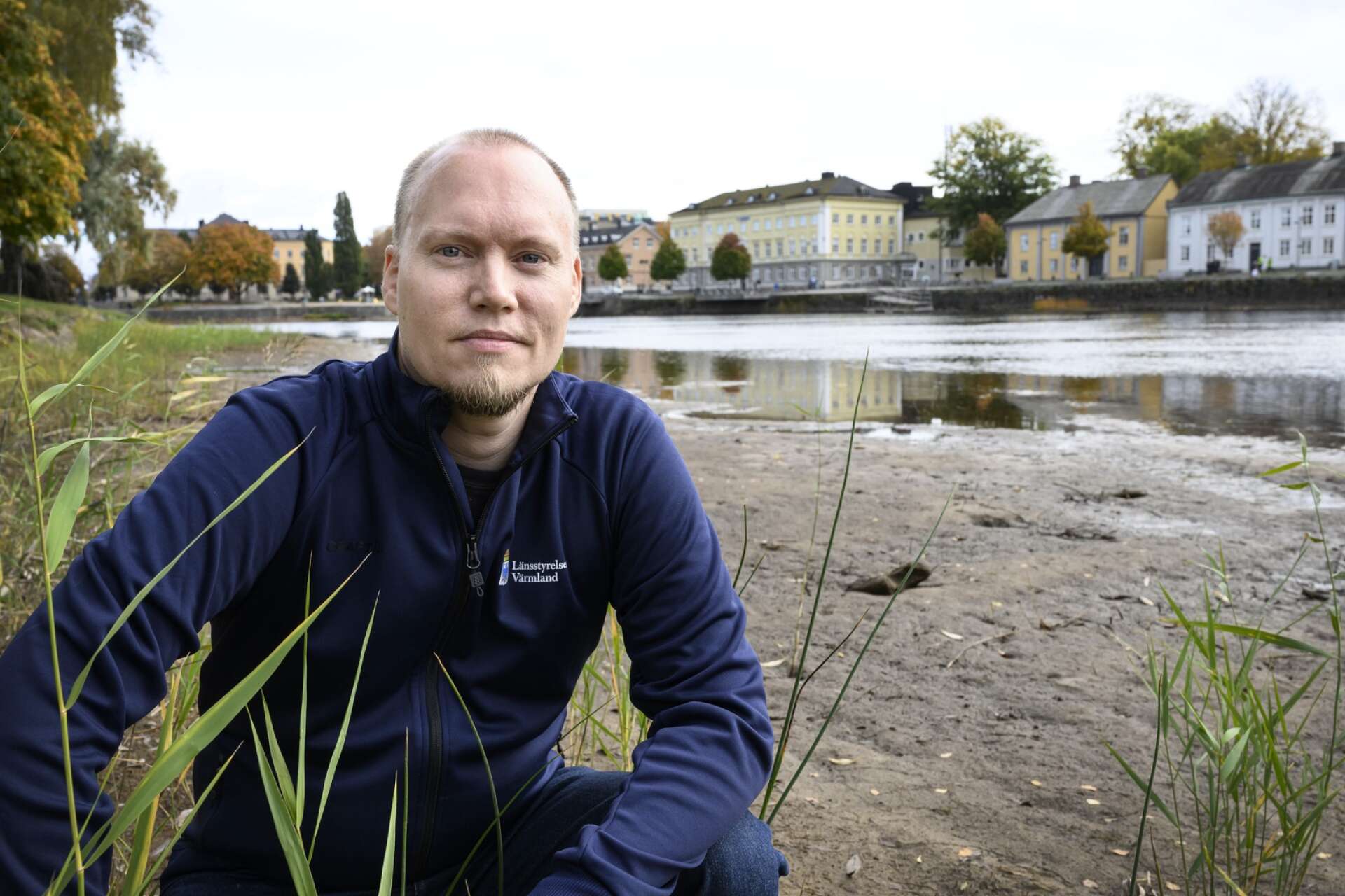Johan Charlier på länsstyrelsen samordnar arbetet som ska ge vattenkraften i Värmland nya miljövillkor.