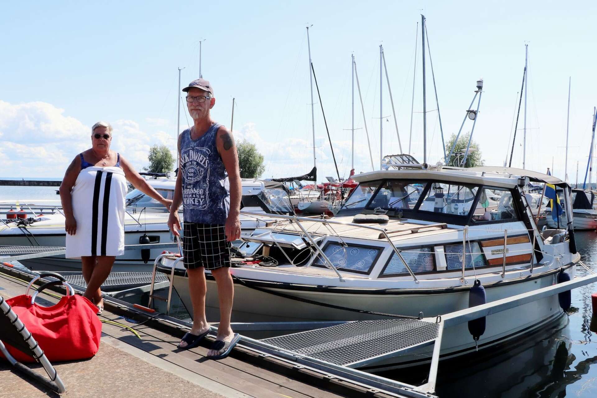 Jönköpingsborna Kerstin Malm och Janne Hörland återkommer varje sommar till Hjo och lägger till i gästhamnen.