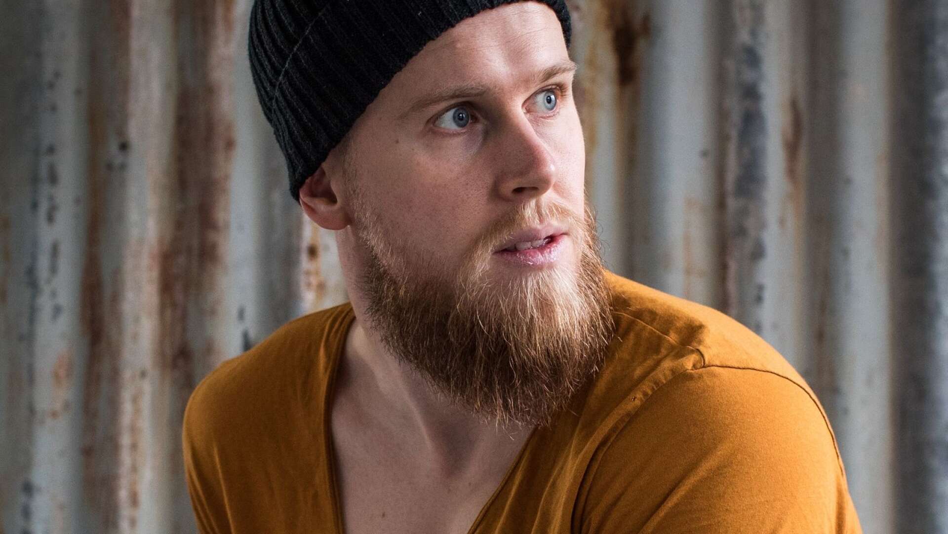 Jakob ”JVN” Nilsson, 26 år från Kristinehamn, gör succé på Tiktok. Nu släpper han en ny singel. 