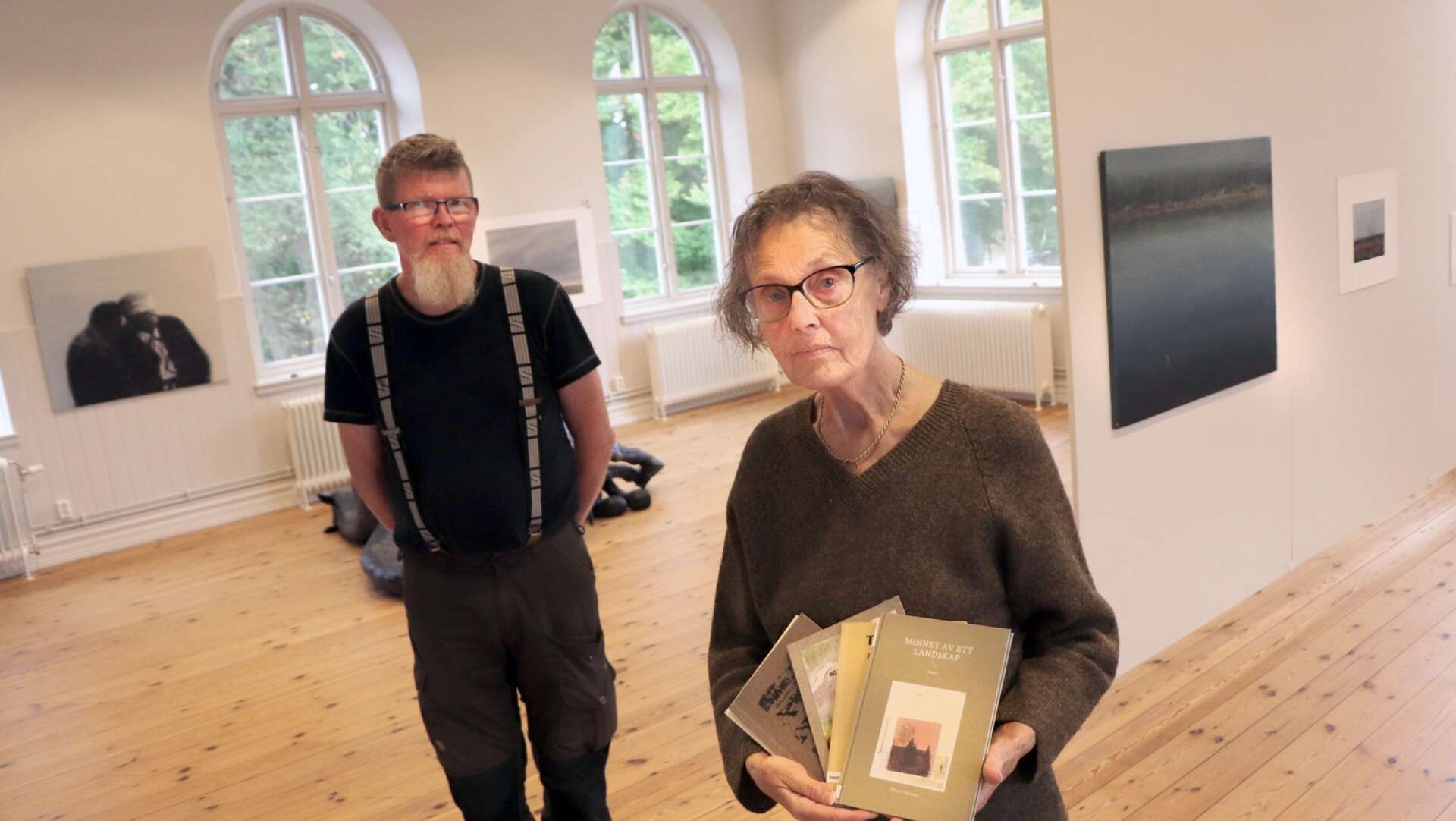 Kjell Törnqvist och Rosemarie Pfann håller en minnesutställning på Kulturkvarteret för Hjokonstnären Pellas G Hansson, där även några av hans diktsamlingar kommer finnas att bläddra i. 