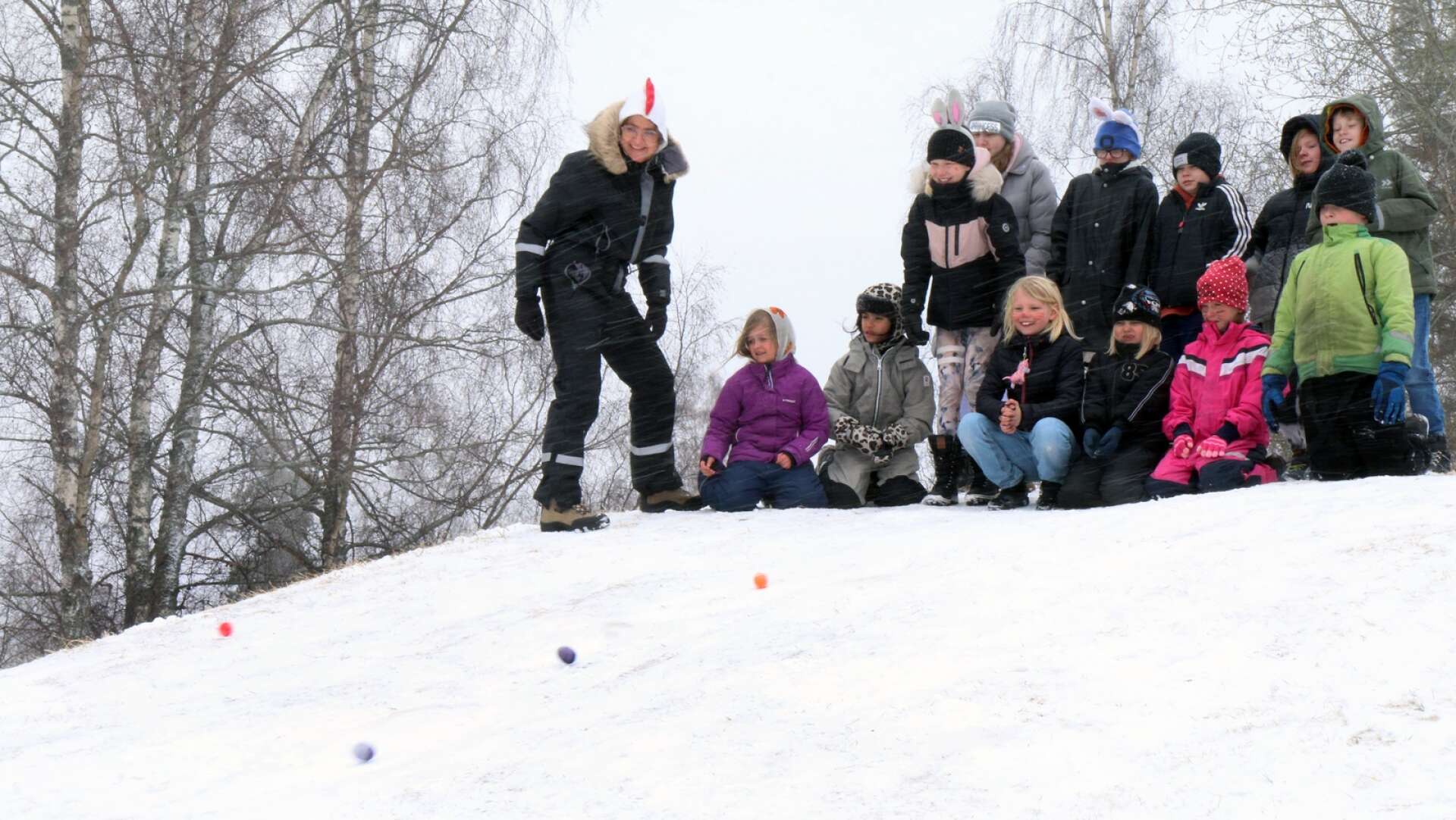 Här rullar äggen ned för kullen vid Fågelås skola i Gate enligt gammal tradition.
