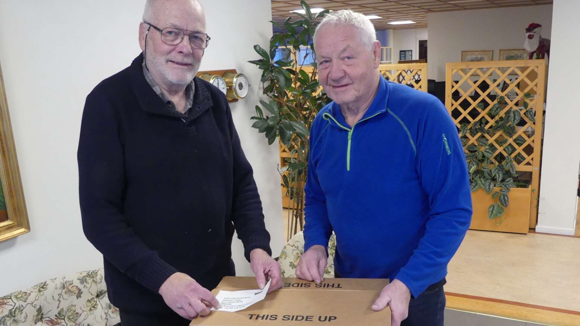 Lennart Stolpe och Bengt Stevenson från Rotary i Säffle iordningställer kartonger som enkelt kan skickas till Ukraina med förnödenheter.
