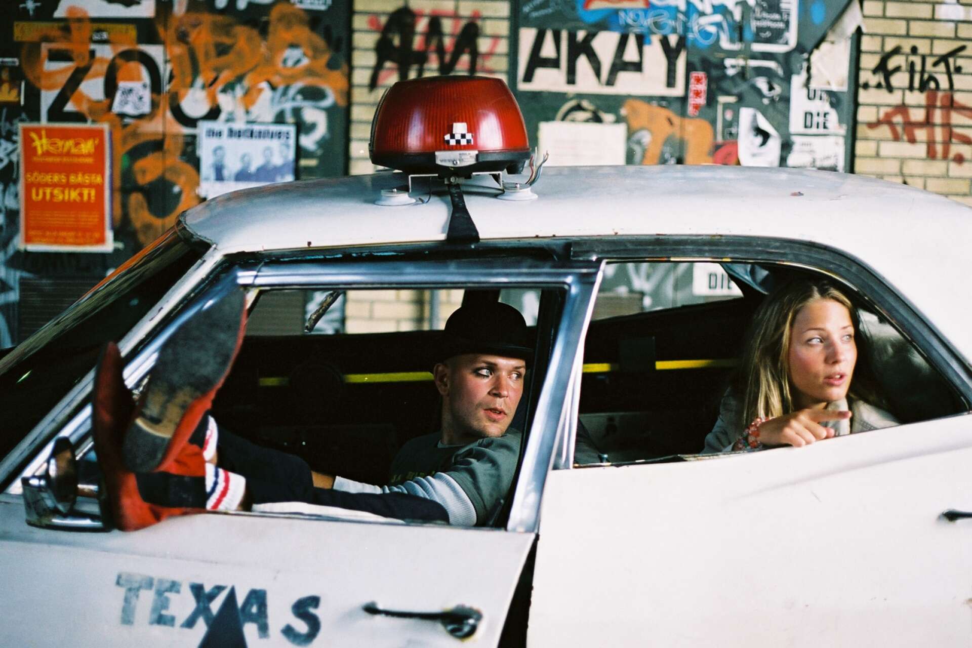 Scen ut filmen Smala Sussie med karaktärerna Pölsa (Björn Starrin, senare Ling) och Smala Sussie (Tuva Novotny).