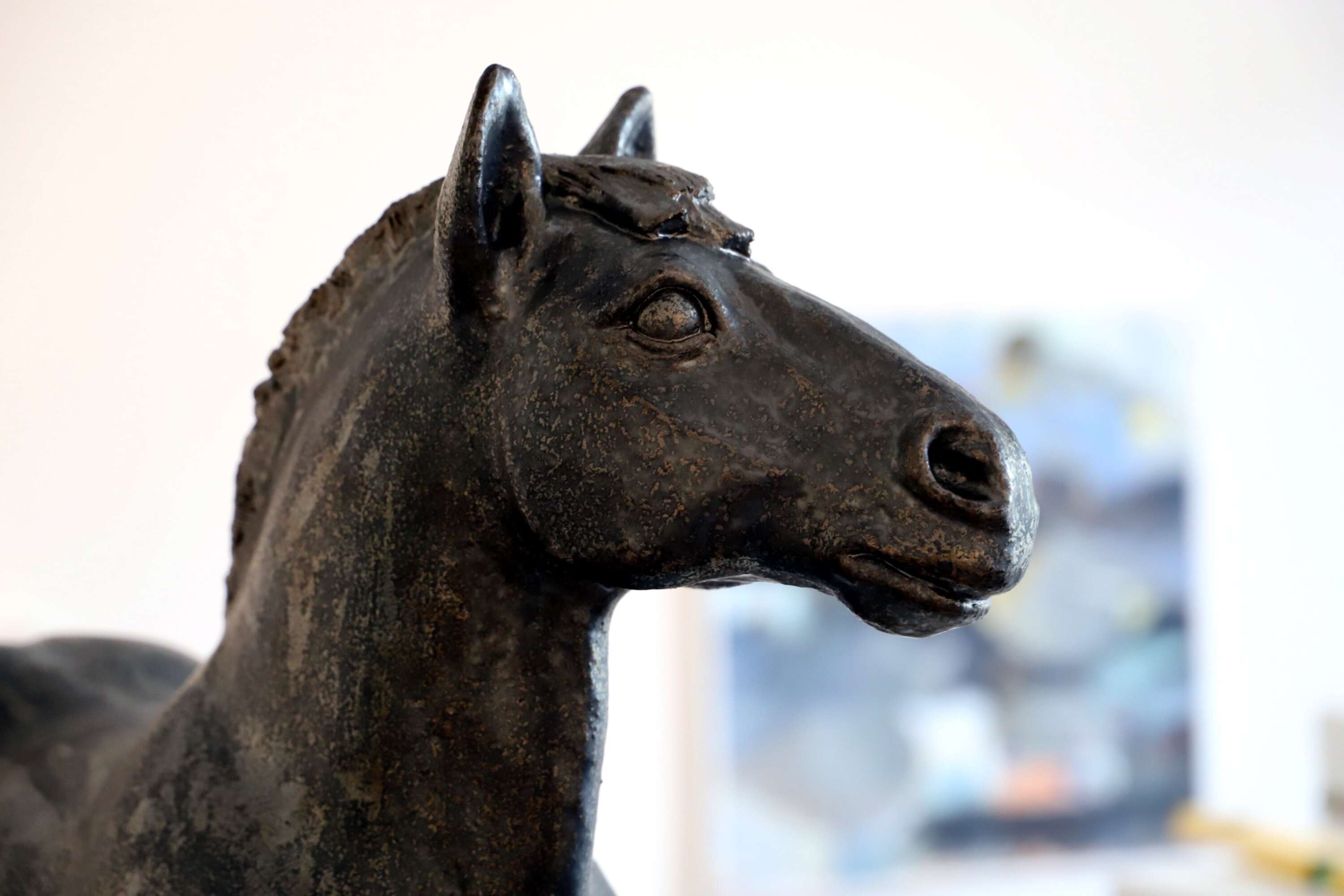 Ulrika Skogs uttrycksfulla hästskulptur är en riktig ögonfångare när man kommer in i galleriet.