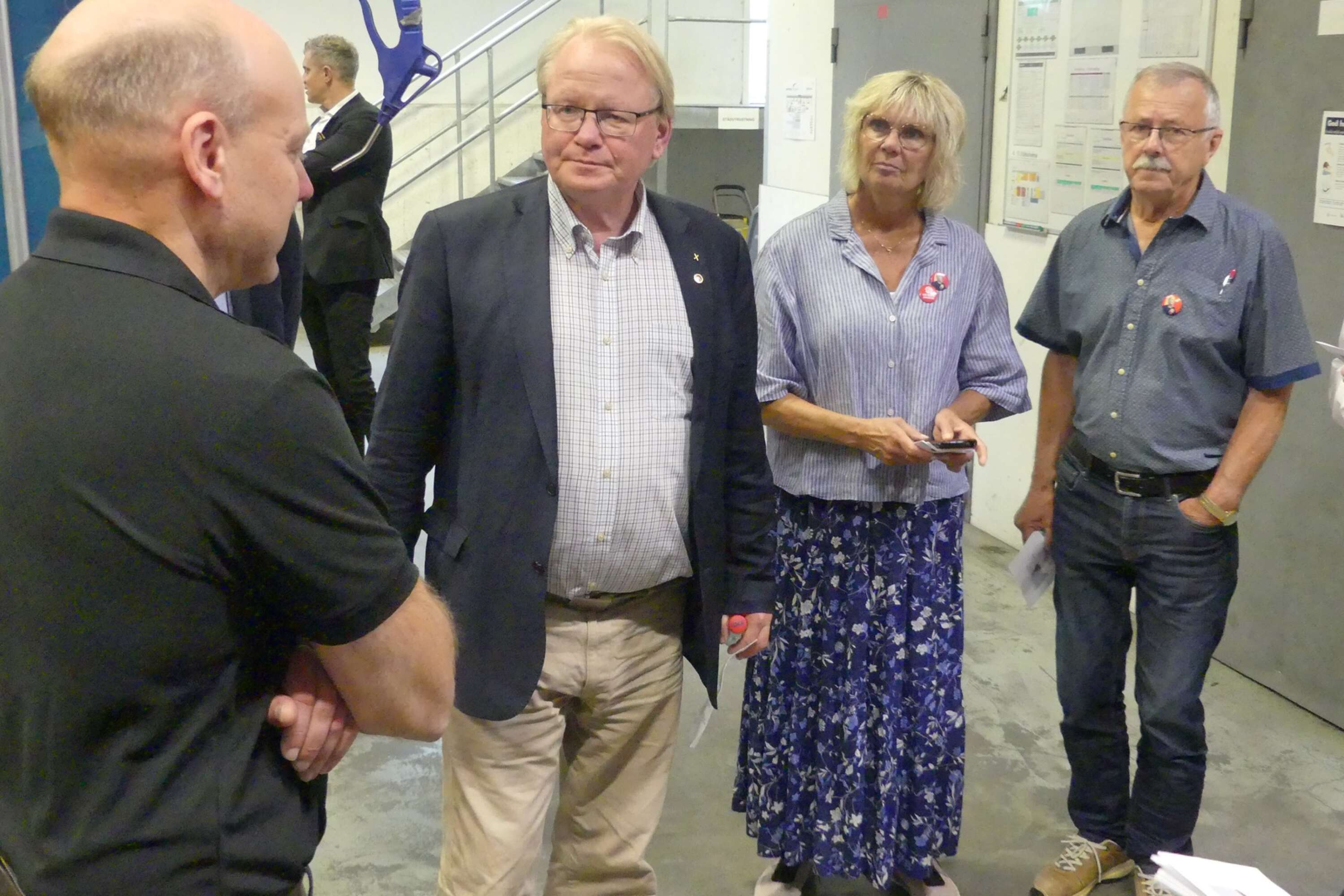 Produktionschefen Björn Larsson berättar om företaget för Peter Hultqvist samt Ann Mlakar och Bo Augustson från Socialdemokraterna i Säffle.