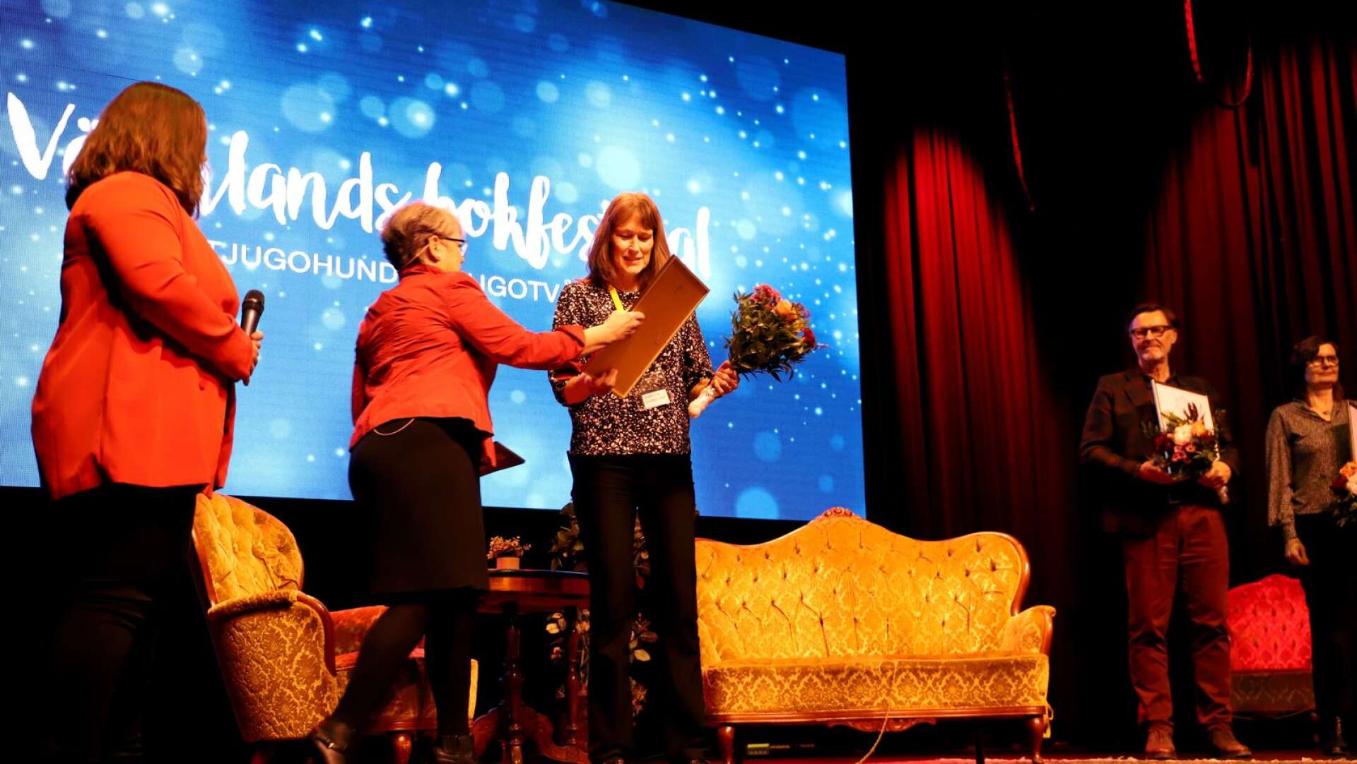 Här får Karina Johansson ta emot Region Värmlands litteraturstipendium på Värmlands bokfestival.