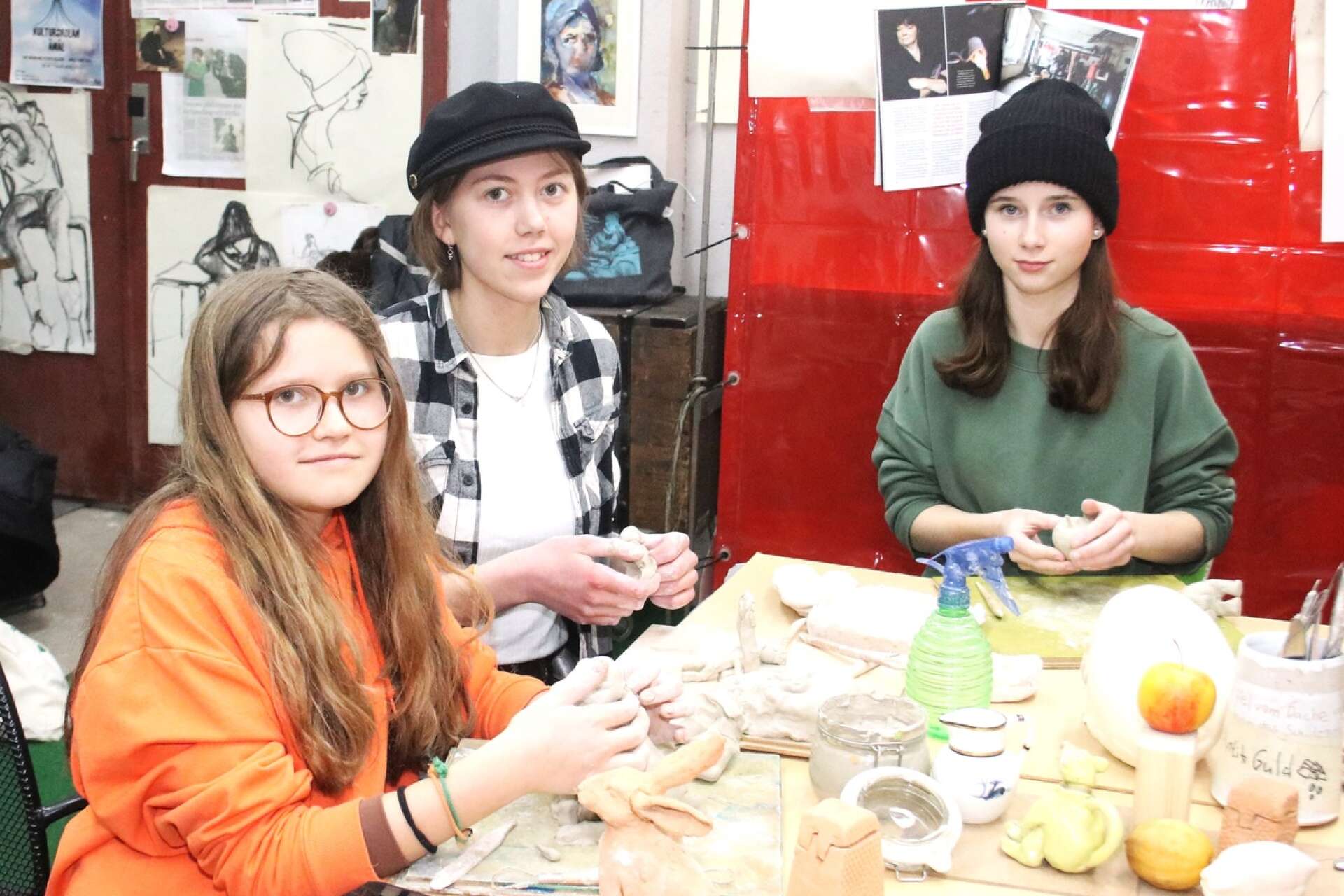 Vera Hallberg, Hilma Malm och Olivia Carroz-Bürgemeister är kreativa ungdomar som tycker verksamheten på konstskolan är ett bra komplement till det vanliga skolarbetet.