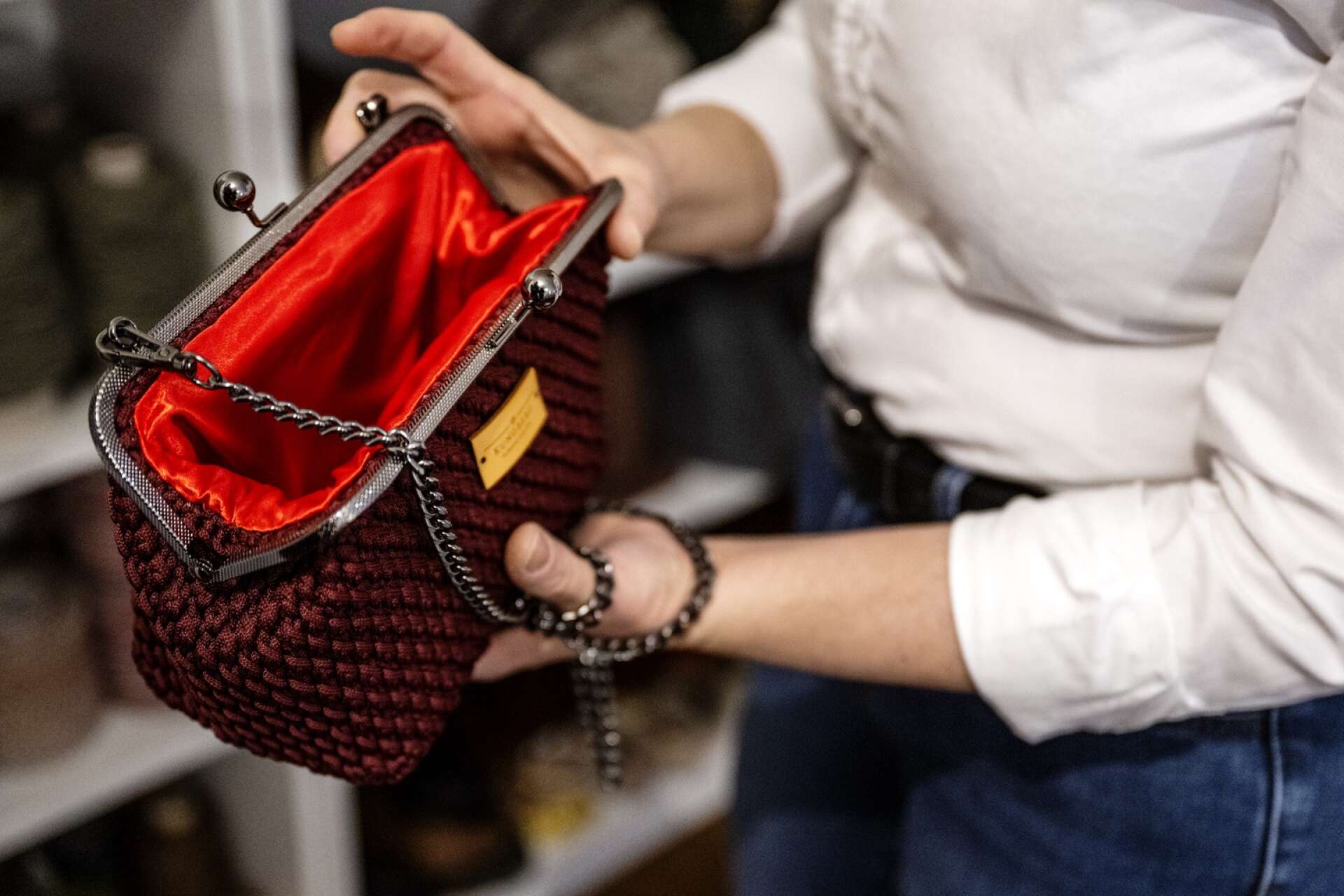 Kungbergs väskor är fodrade med rött tyg, vilket står för stil och elegans.