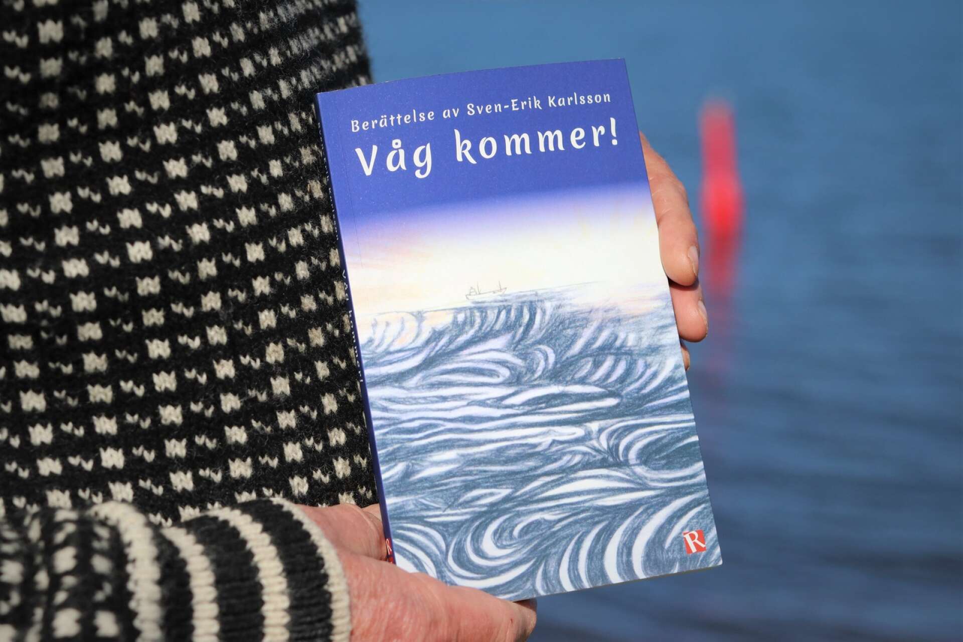 Författarens dotter, Lisa Karlsson- Zethelius har illustrerat omslaget samt de små illustrationer av fåglar och båtar som fyller boken. 