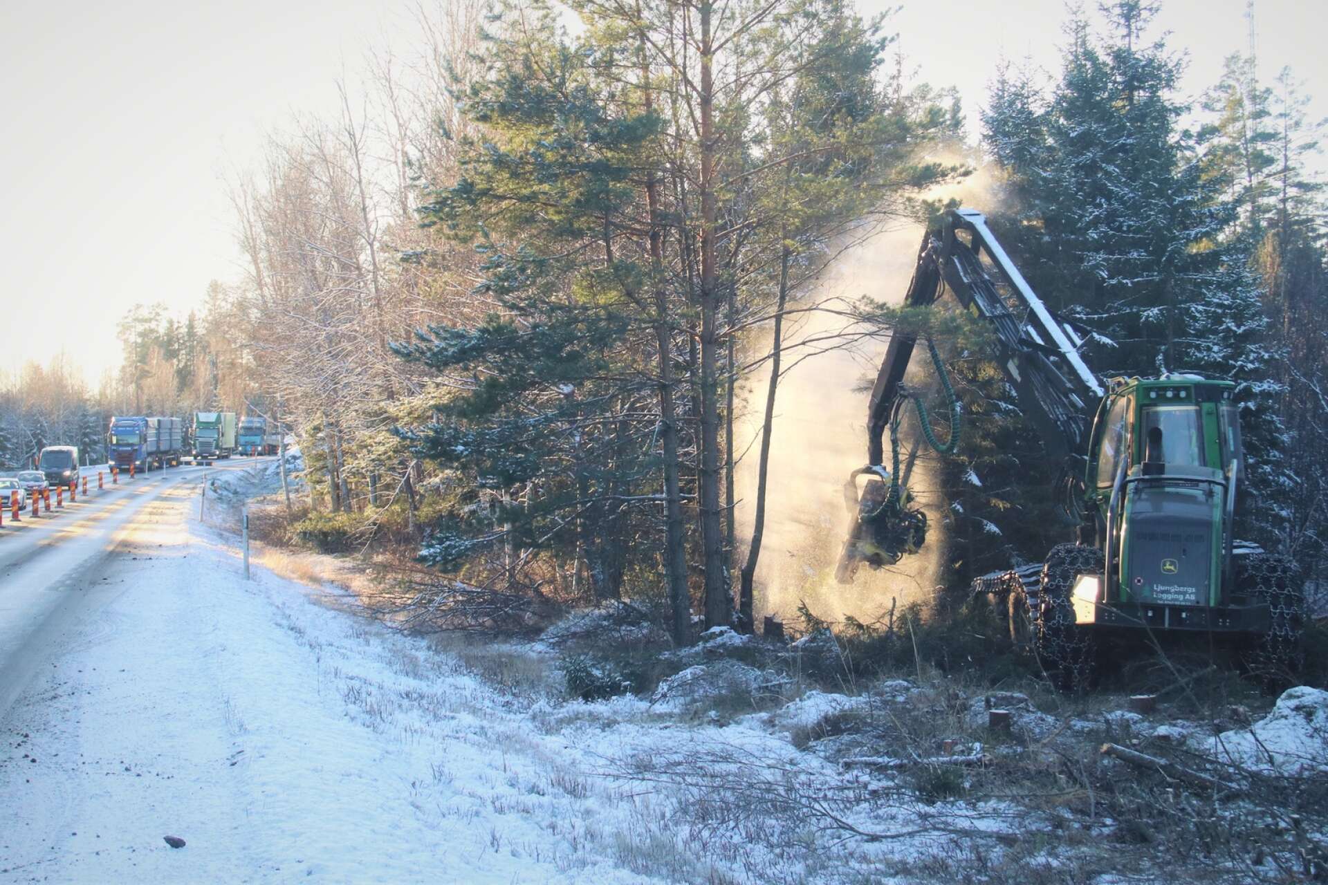 Under onsdagen fällde en skotare träd vid E45 i höjd med Torud, utanför Tösse. Under arbetets gång var vägen avstängd i ena riktningen och trafiken reglerades med trafikljus.