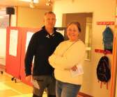 Håkan och Annette Skogh stod redo med röstkorten på väg in i vallokalen.
