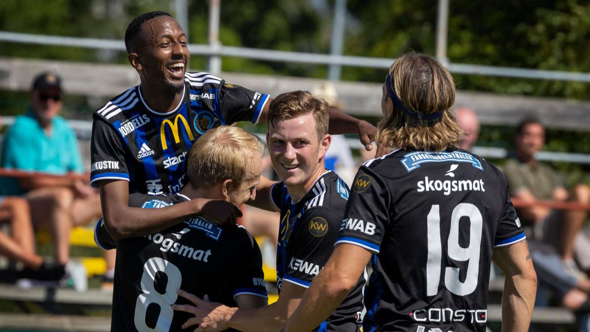 Mattias Mitku (till vänster) målade för Karlstad i hemmasegern mot Umeå FC.