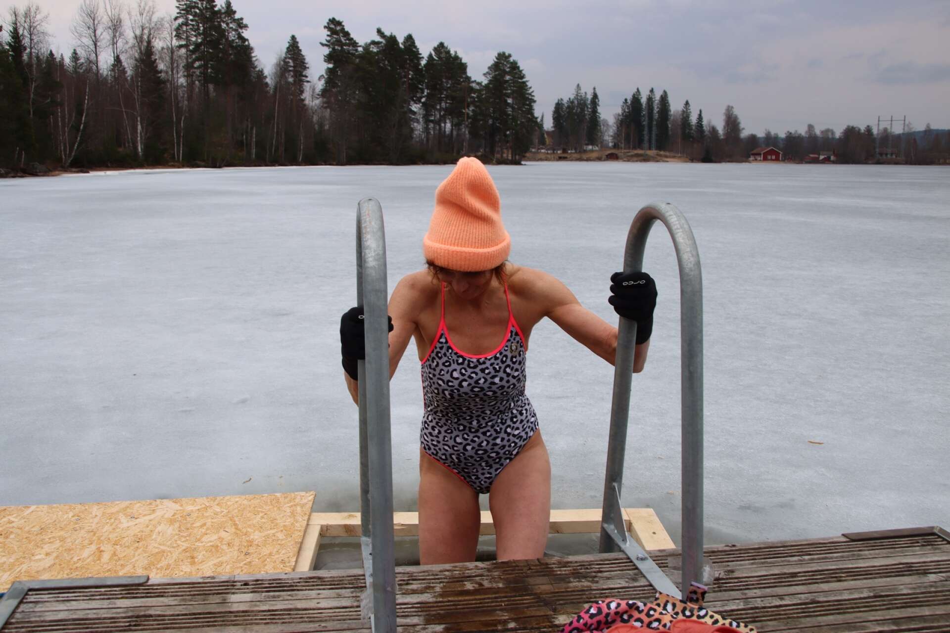 Monika Olsson går ner i det iskalla vattnet.