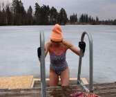 Monika Olsson går ner i det iskalla vattnet.