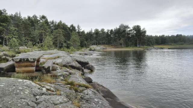 På ett grund utanför Långön ligger en båt på grund.