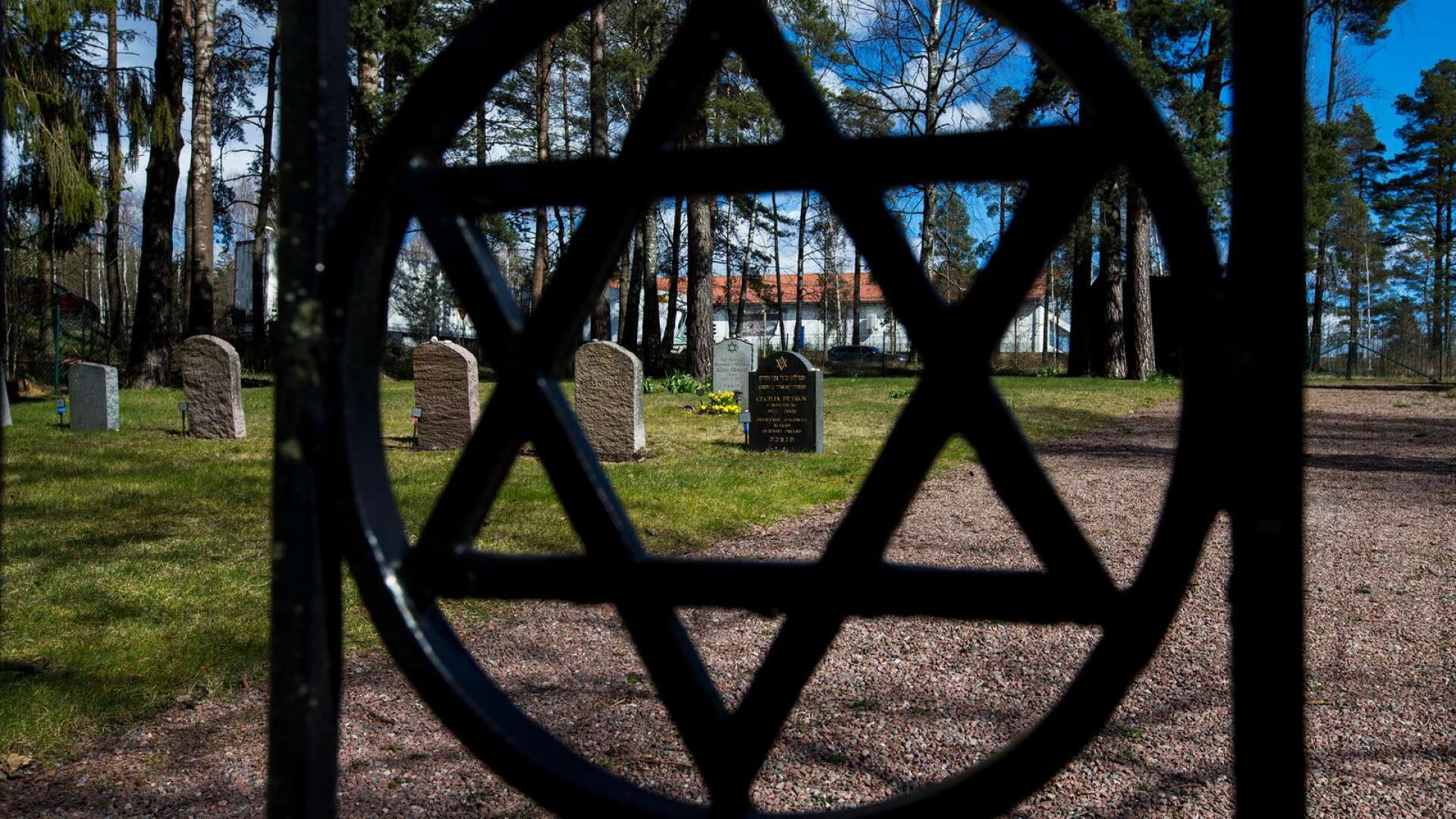 Mosaiska begravningsplatsen i Karlstad är en av påminnelserna om hur andra världskriget och Förintelsen berörde Värmland.