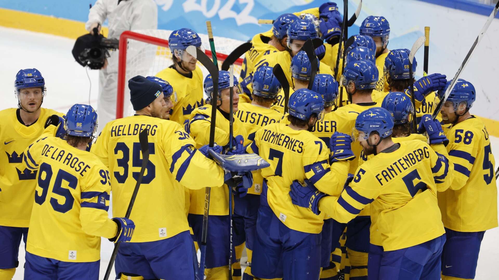 Tre Kronor jublar efter vinsten med 2-0 mot Kanada i herrarnas kvartsfinal.