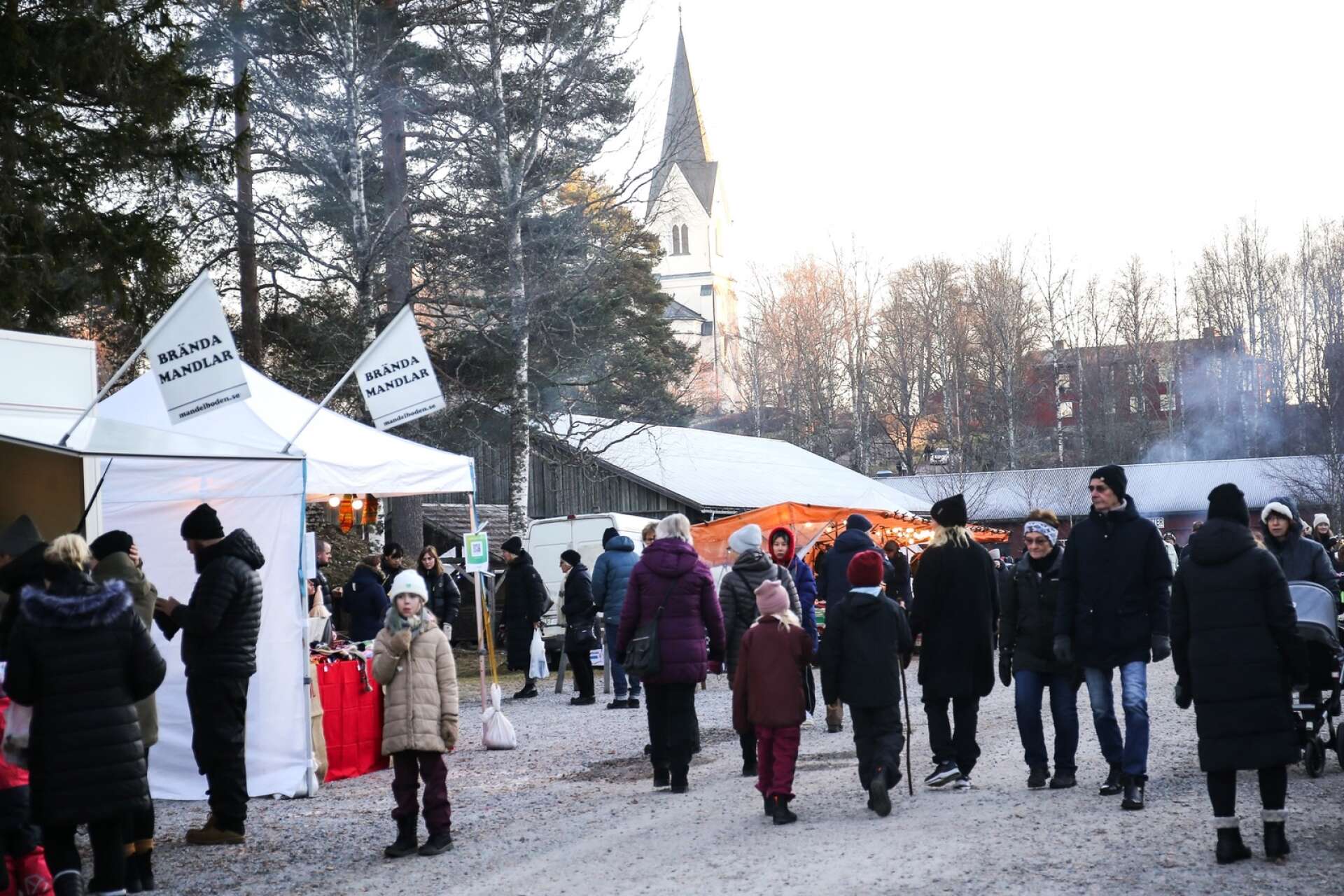 Många besökare på julmarknaden i Brunskog.