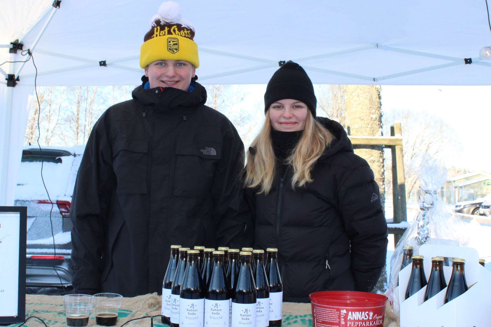 Gustav Malmberg och Maja Eliasson var på marknaden och sålde julmust via sitt UF-företag Nature soda UF från Svenljunga. ”Försäljningen har gått väldigt bra, över förväntan. Det är kul att många kommer fram och smakar och tycker att det är gott”, säger Gustav.