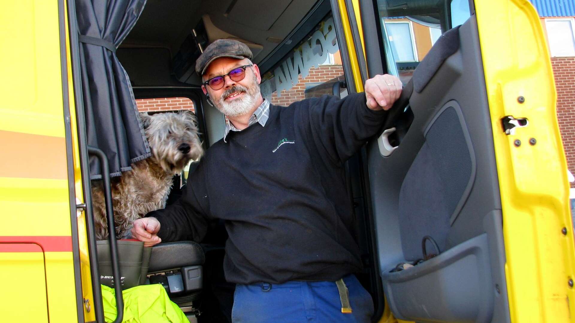Åkaren Björn Andersson, 50 år, Väse, här med hunden Hedda, är på sitt sätt unik. Han har blivit egen företagare efter 30 år som anställd i branschen. 