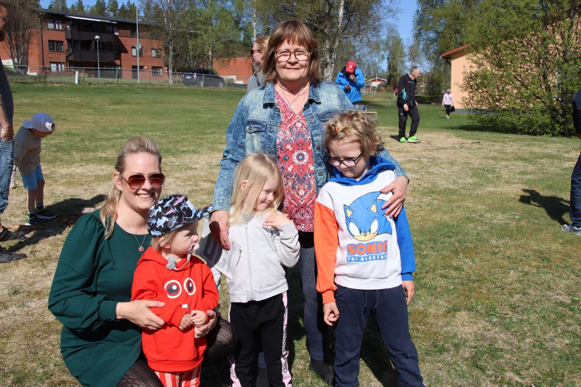 Therese Wikström Brask med barnen Hjalmar Brask, Gisa Saring och Henry Brask. Mormor Agneta Wallinder var också på plats för att följa minijoggen. 