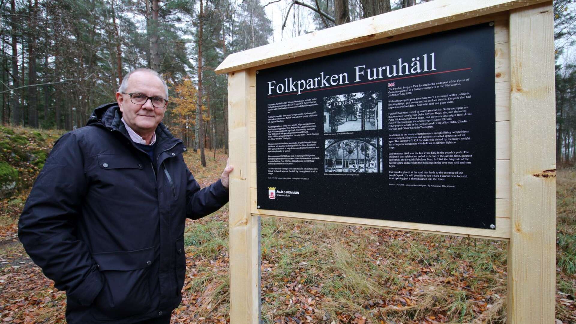 Sten Lindström vid tavlan om folkparken Furuhäll när den blev verklighet i Örnässkogen 2016.   