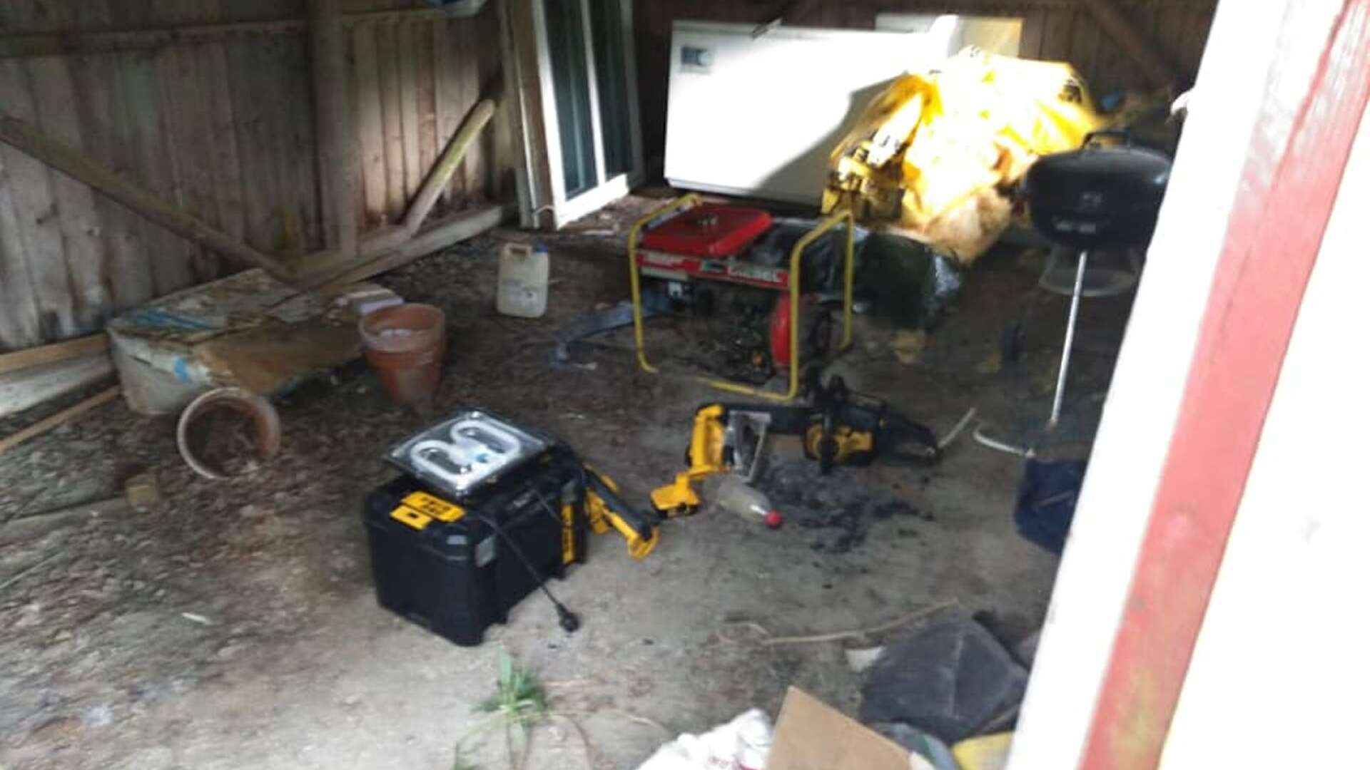I garaget hade någon lämnat flera elverktyg. Troligt stöldgods, enligt polisen.
