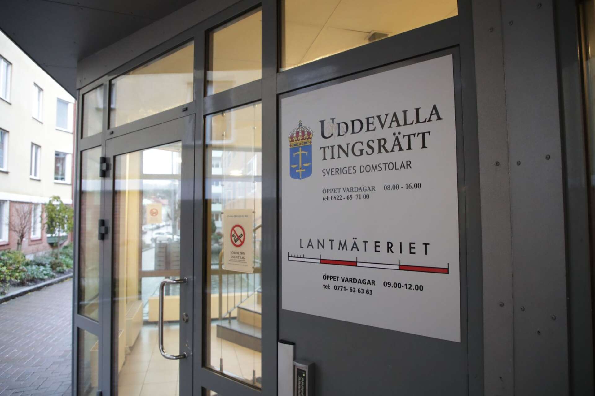 Enligt ett beslut i Uddevalla tingsrätt försattes 17-åringen på fri fot i torsdags. Men han är fortfarande misstänkt för grov misshandel.