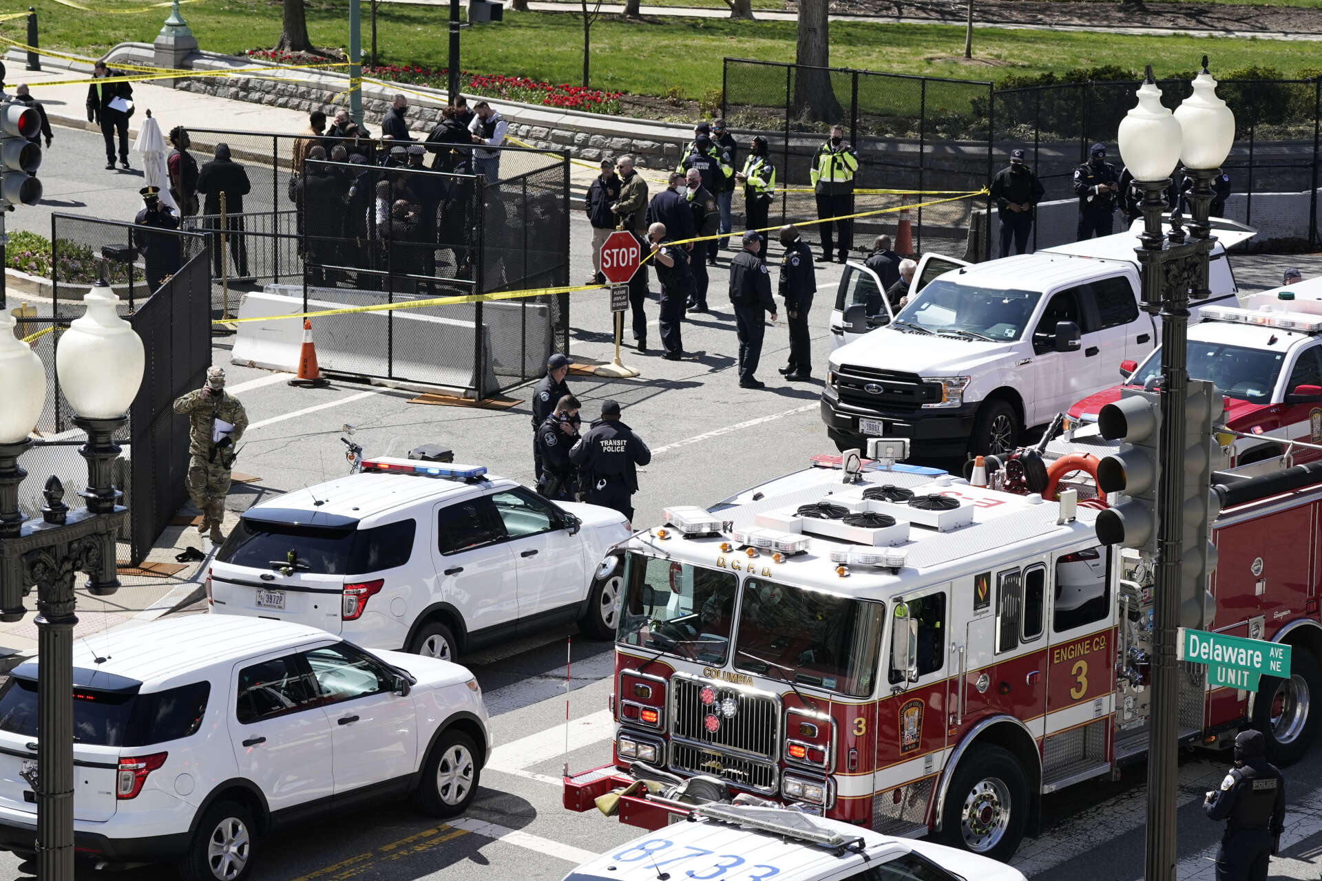Polis och räddningstjänst utanför Kapitolium i Washington sedan två poliser blivit påkörda.