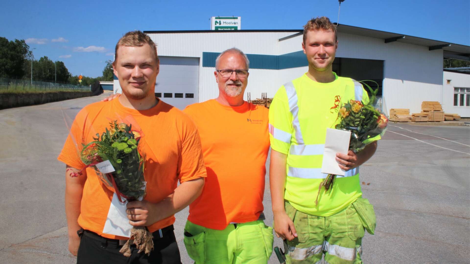 För att visa sin uppskattning lämnade Patrick Solhemmer över blommor och presentkort till Anton Bäckström och Erik Rolfsman. 