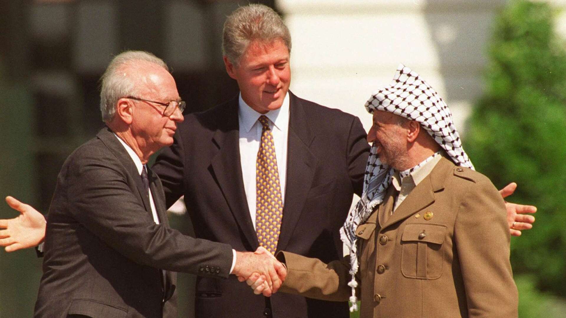 1993 slöts Osloavtalet mellan Israels Yitzhak Rabin och Palestiniernas Yassir Arafat under övervakning av USA:s president Bill Clinton. 