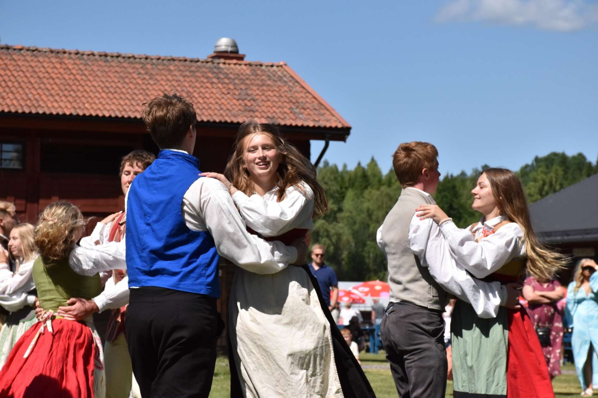 Lindsborg Swedish Folk Dancers underhöll med dans.