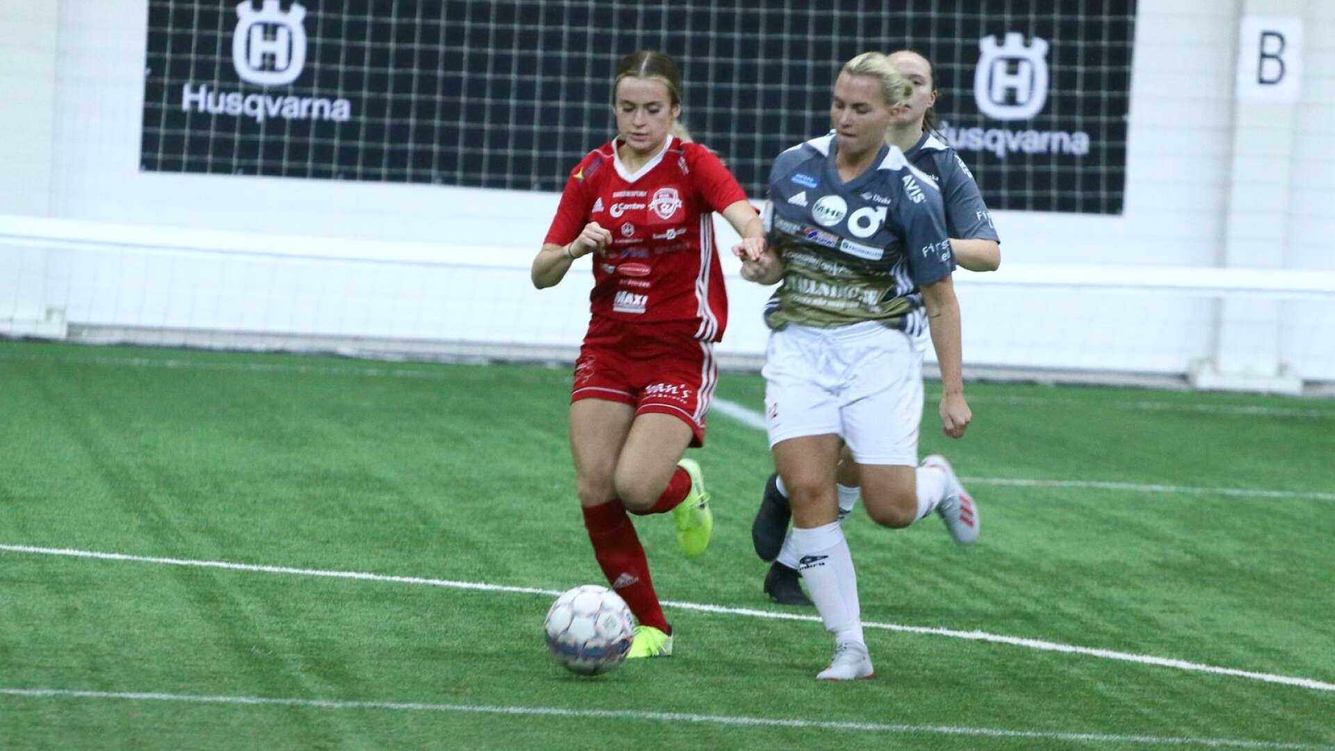 RIK:s Isabelle Olsson, till vänster, i duell med Jessica Höglund i DIF i lördagsförmiddagens match i Kristinehamn.