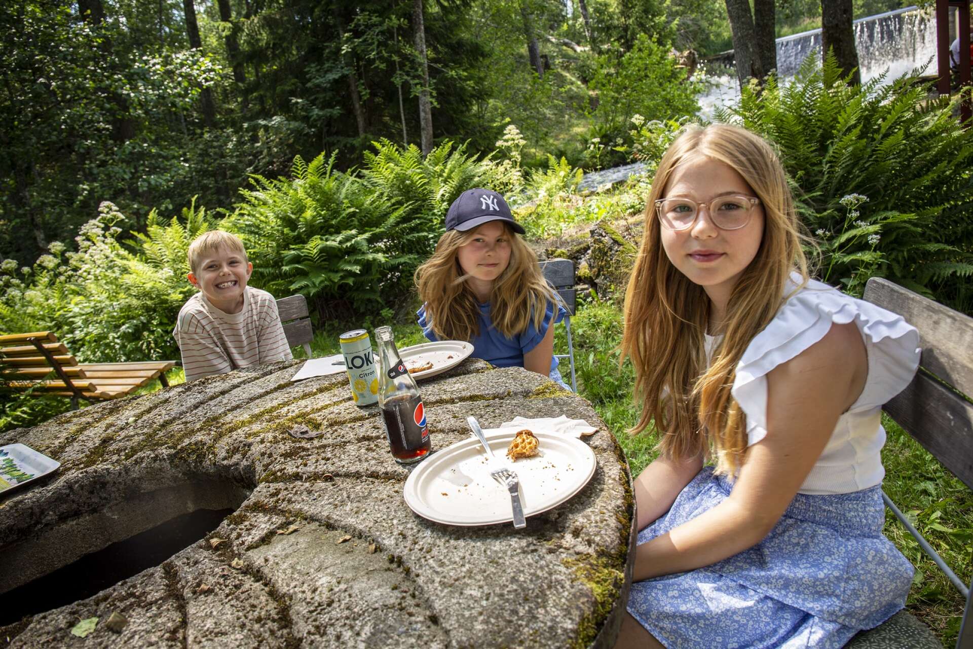 Syskonen Einar, åtta år, och Astrid Moberg, elva år, från Stockholm, åt varsin våffla tillsammans med kusinen Felicia Moberg, elva år från Ekerö. De åker till Tollebols kvarn varje sommar.