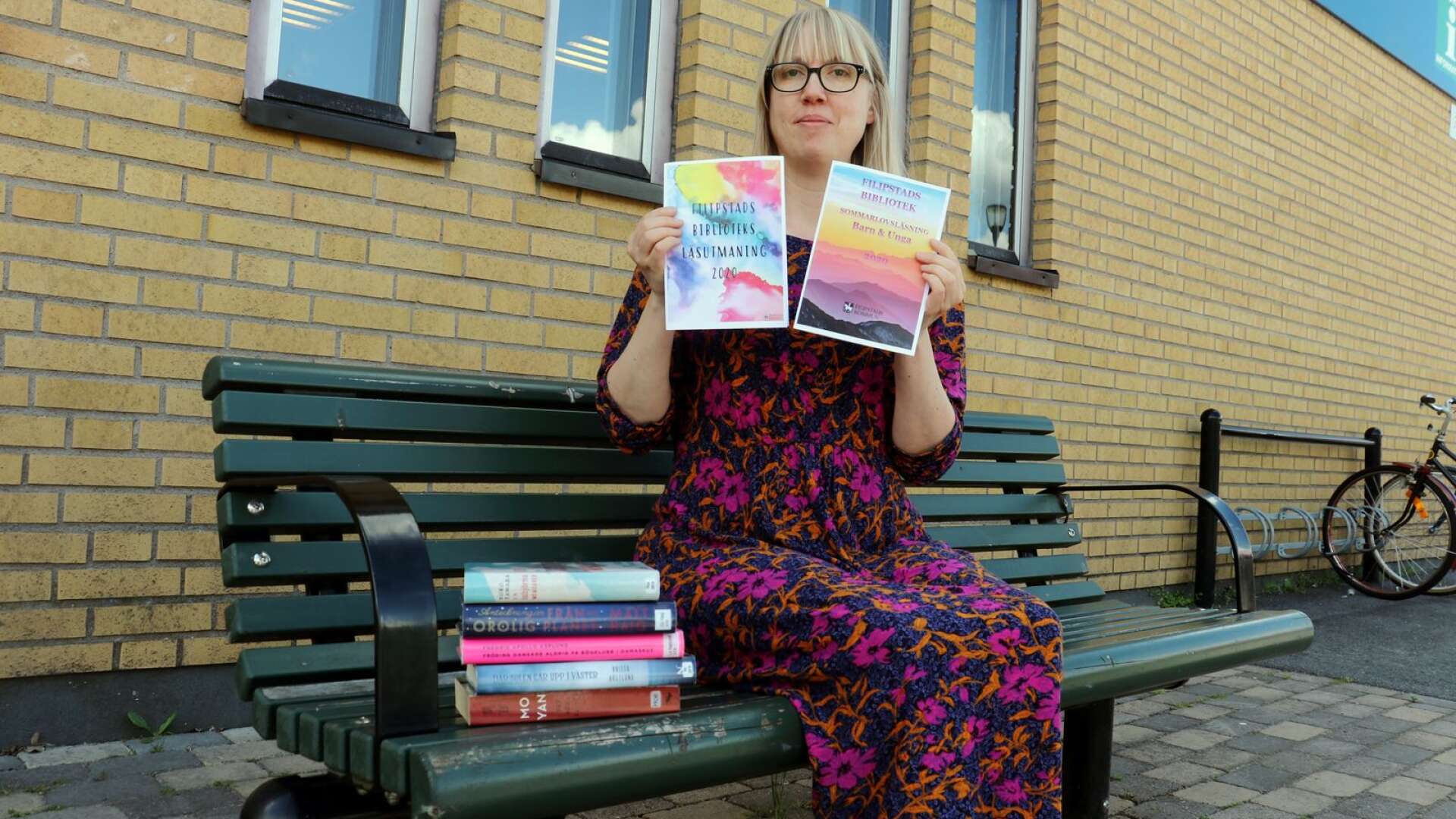 Sommar är en tid för läsning - många lånar böcker innan de går på semester, berättar Sara Urger, bibliotekarie. Nu drar Filipstads bibliotek igång sommarens läsutmaning för vuxna och sommarlovsläsning för barn och ungdomar.