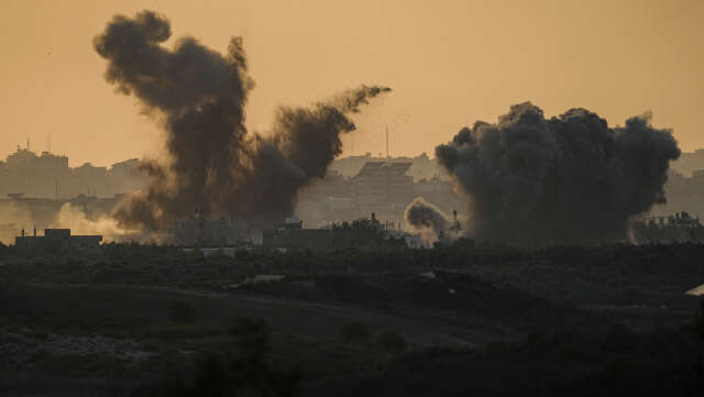 Rök stiger efter ett israeliskt flyganfall på Gazaremsan. Bilden togs i söndags.