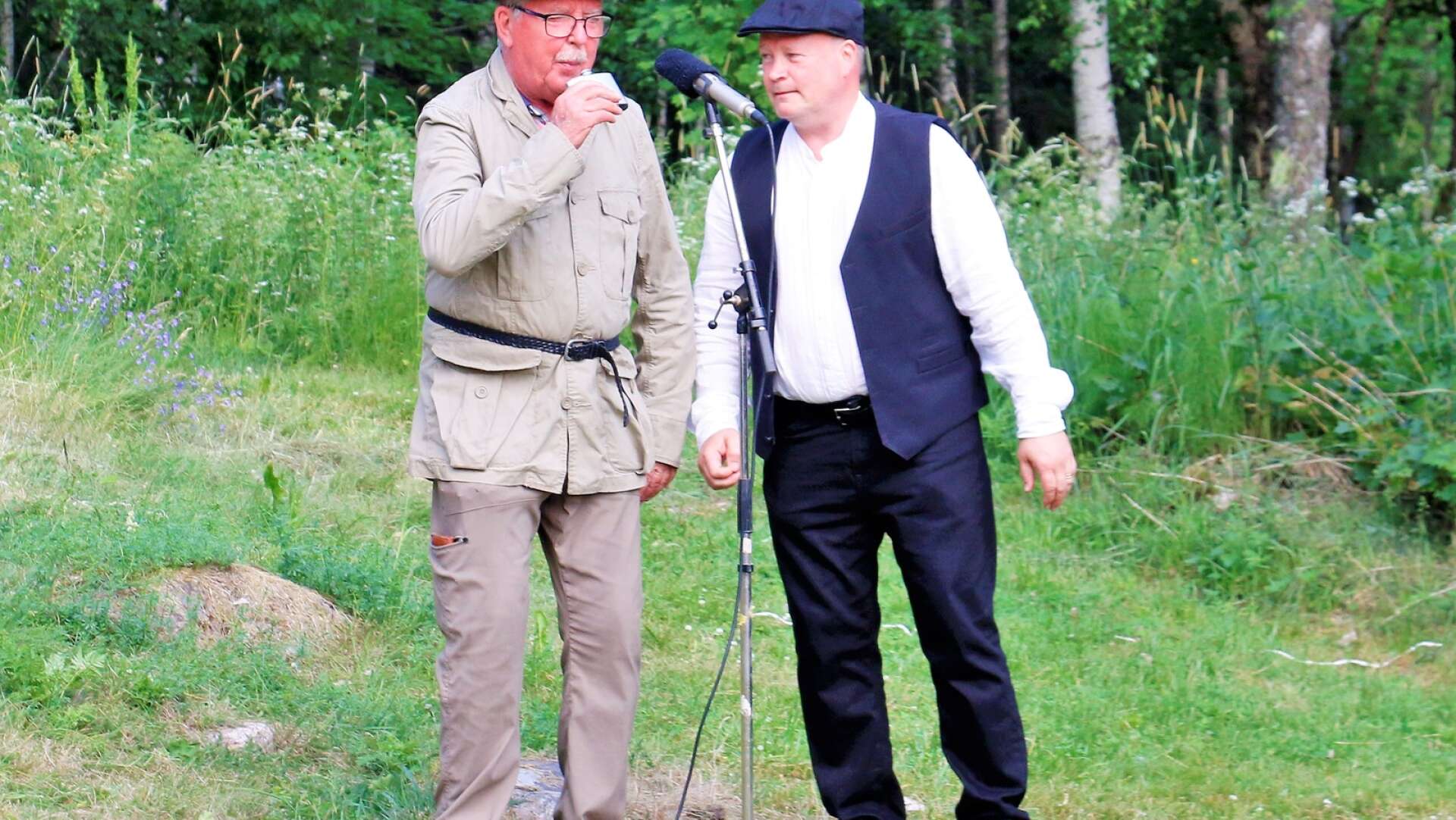 Lurendrejaren Herbert, spelad av Magnus Lindkvist, bjuder skogvaktaren på sprit.