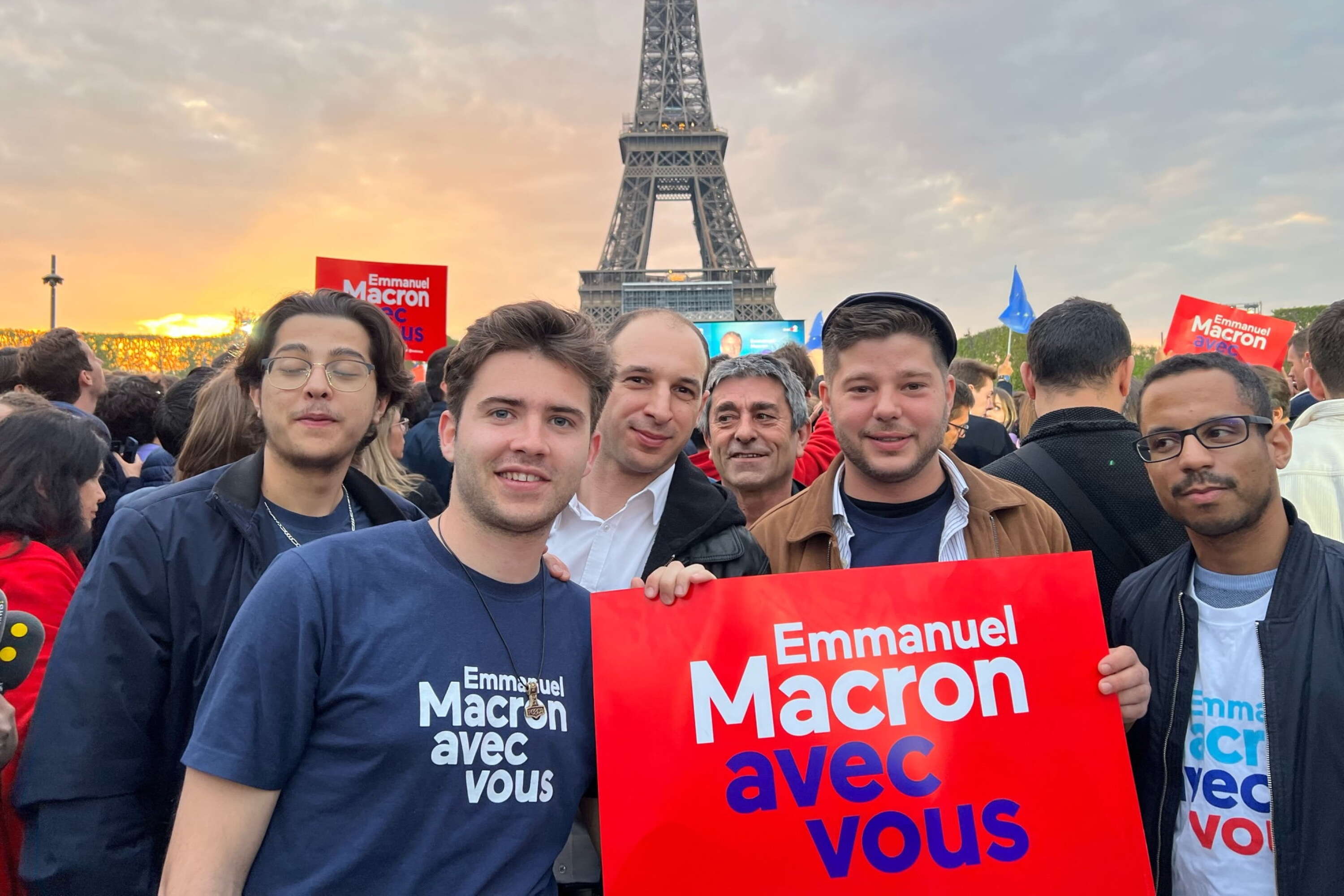 Ungdomar för Macron. Florian Galmiche står näst längst till höger i bild. Vännerna har han träffat genom politiken.