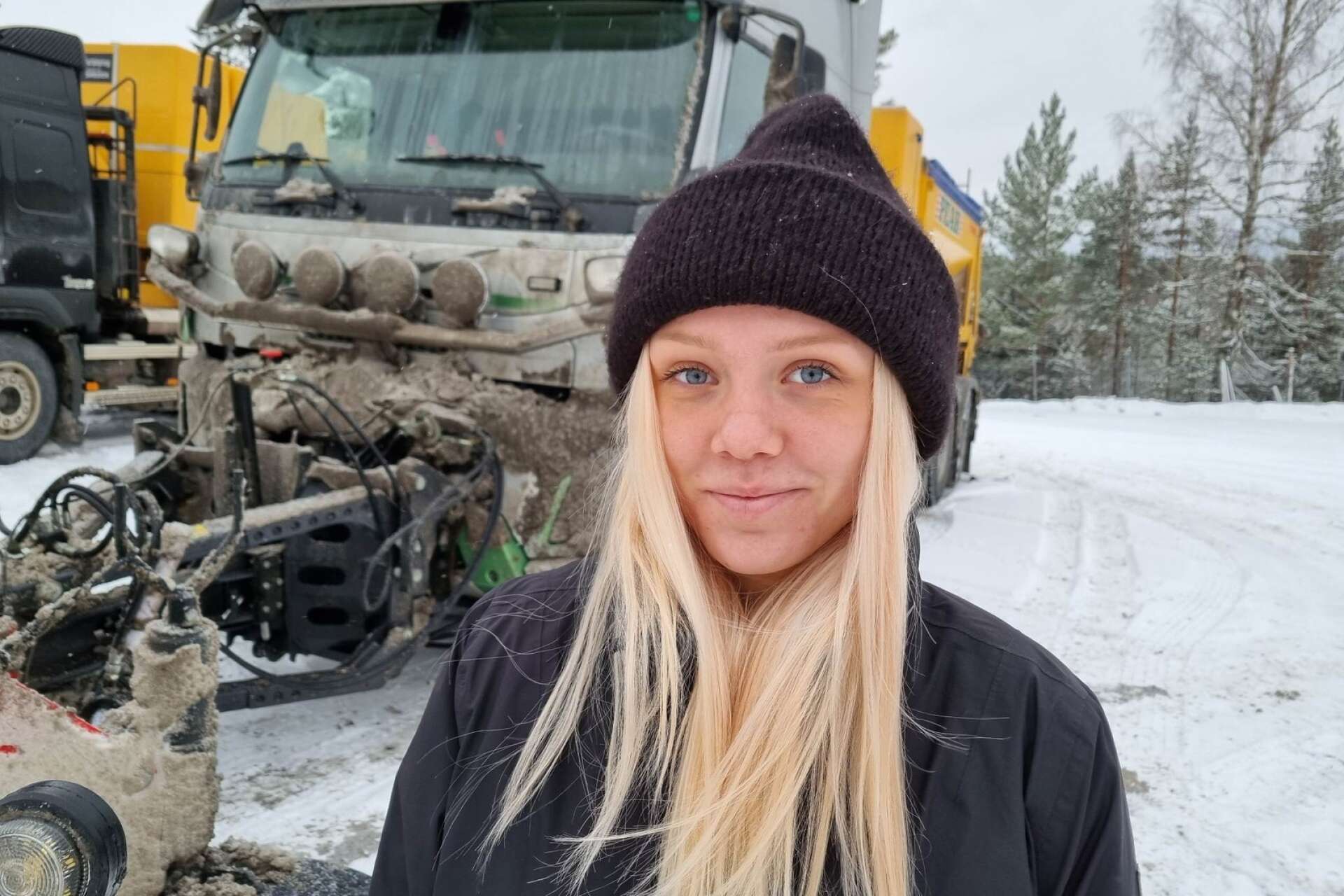 18-åriga Tindra Skoglöv går transportprogrammet på Brogymnasiet i Kristinehamn och är en av tio nationella ambassadörer för TYA, Transportfackens yrkes- och arbetsmiljönämnd