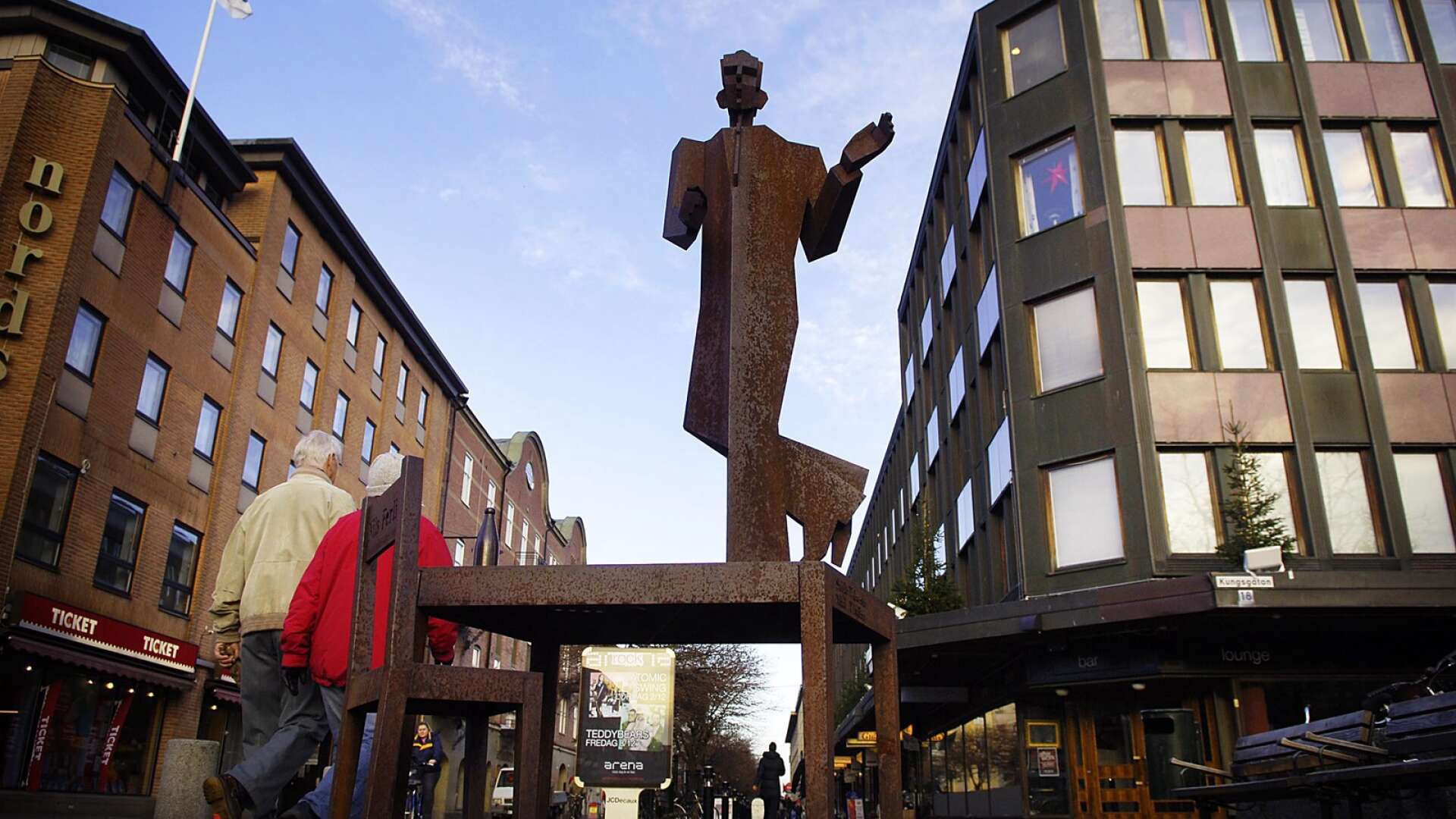 Statyn Ferlin steppar är skapad till minnet av den Karlstadfödde poeten Nils Ferlin, men varför steppar han egentligen?