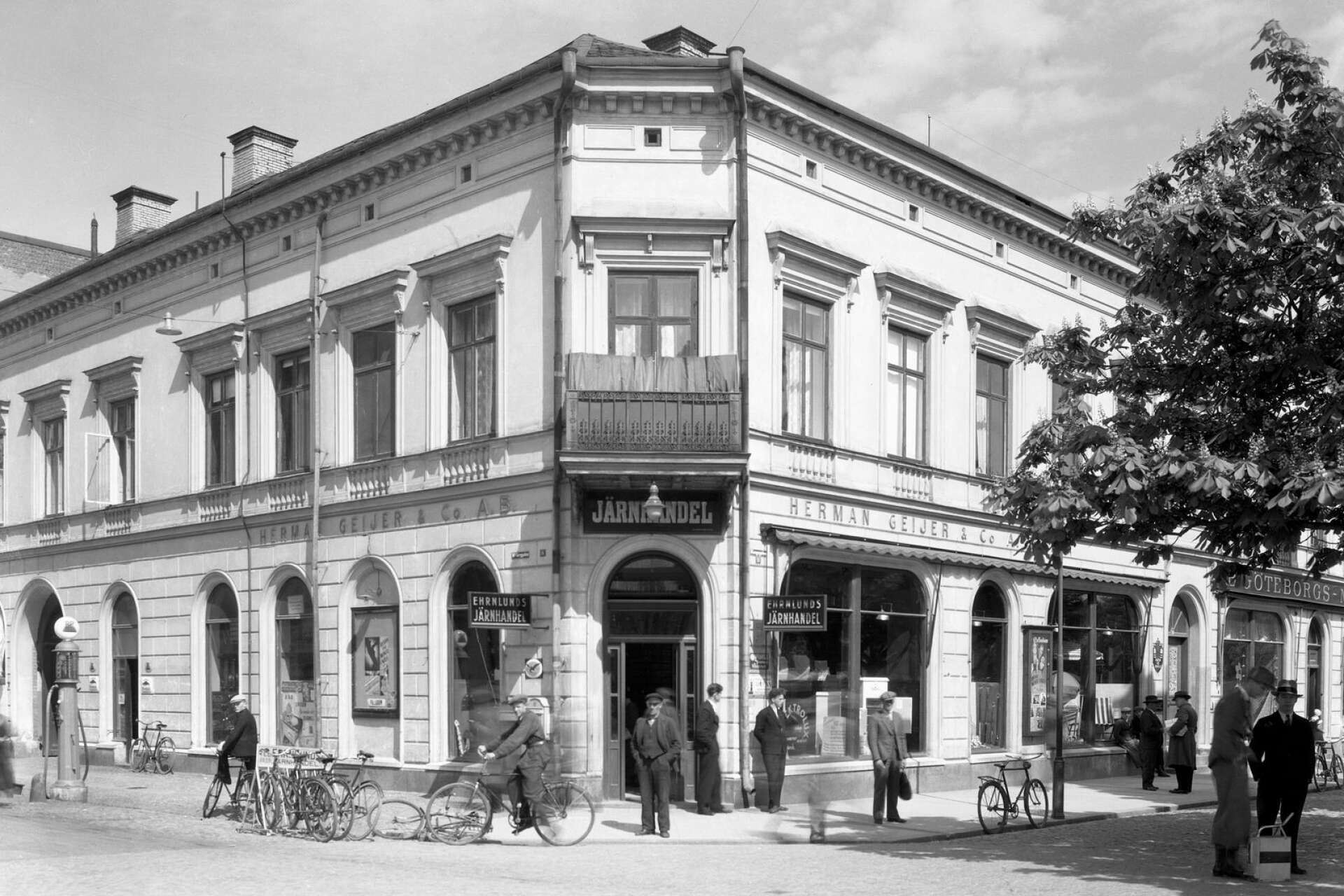 Hörnet Kungsgatan–Västra Torggatan år 1934. Huset byggdes av järnhandlaren J. A. Nygren året efter stadsbranden 1865. Sonen med samma namn, tog över verksamheten och kallades för &quot;Järn-Jan&quot;.