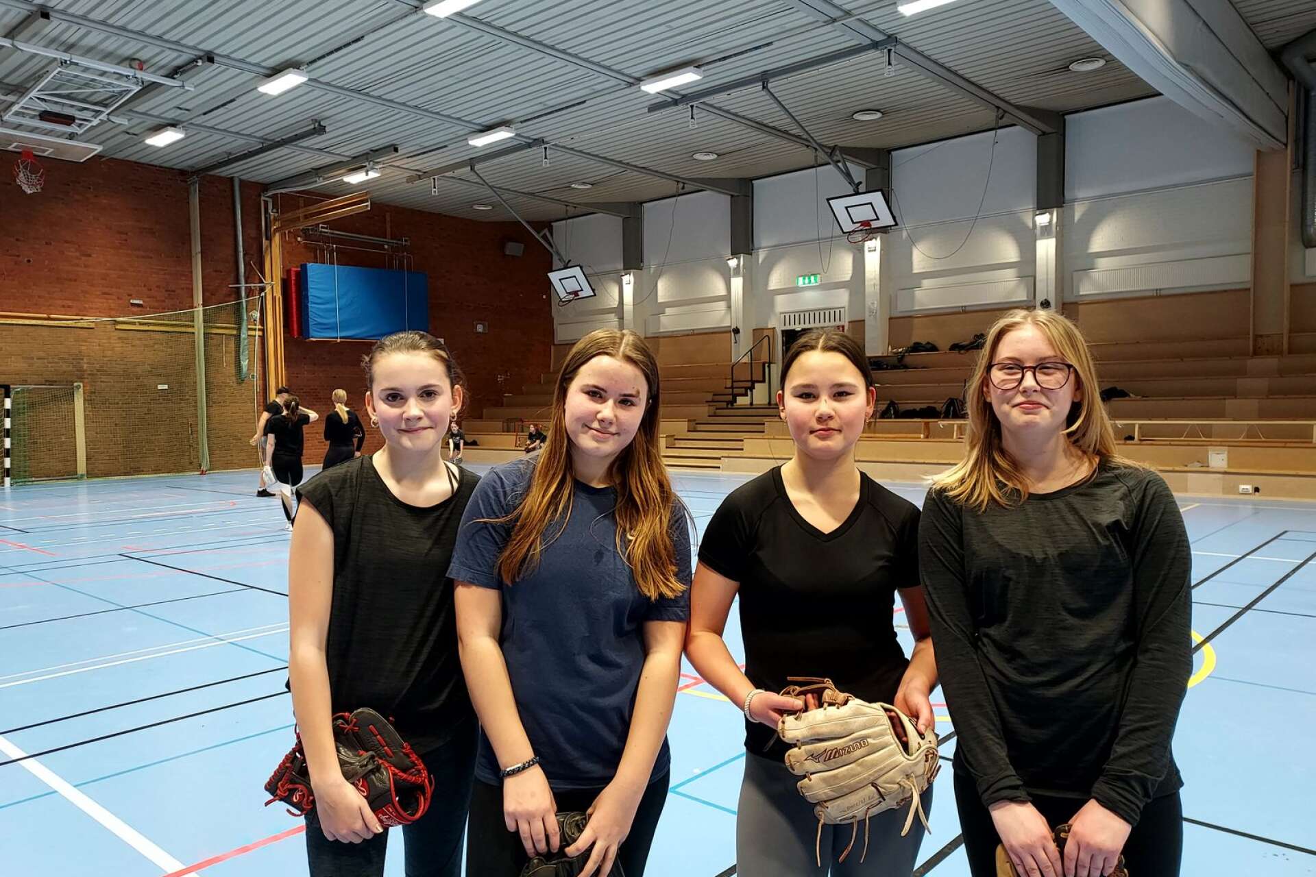 Sigrid Stäring, Flora Florenius, Karin Stenquist och Ellen Lidfors – fyra klasskamrater på Bregårdsskolan och fyra nya spelare i softbollaget.
